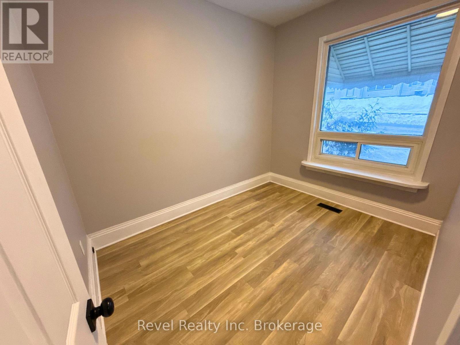 143 Mill Street, Woodstock (Woodstock - South), Ontario  N4S 2W2 - Photo 4 - X12635458