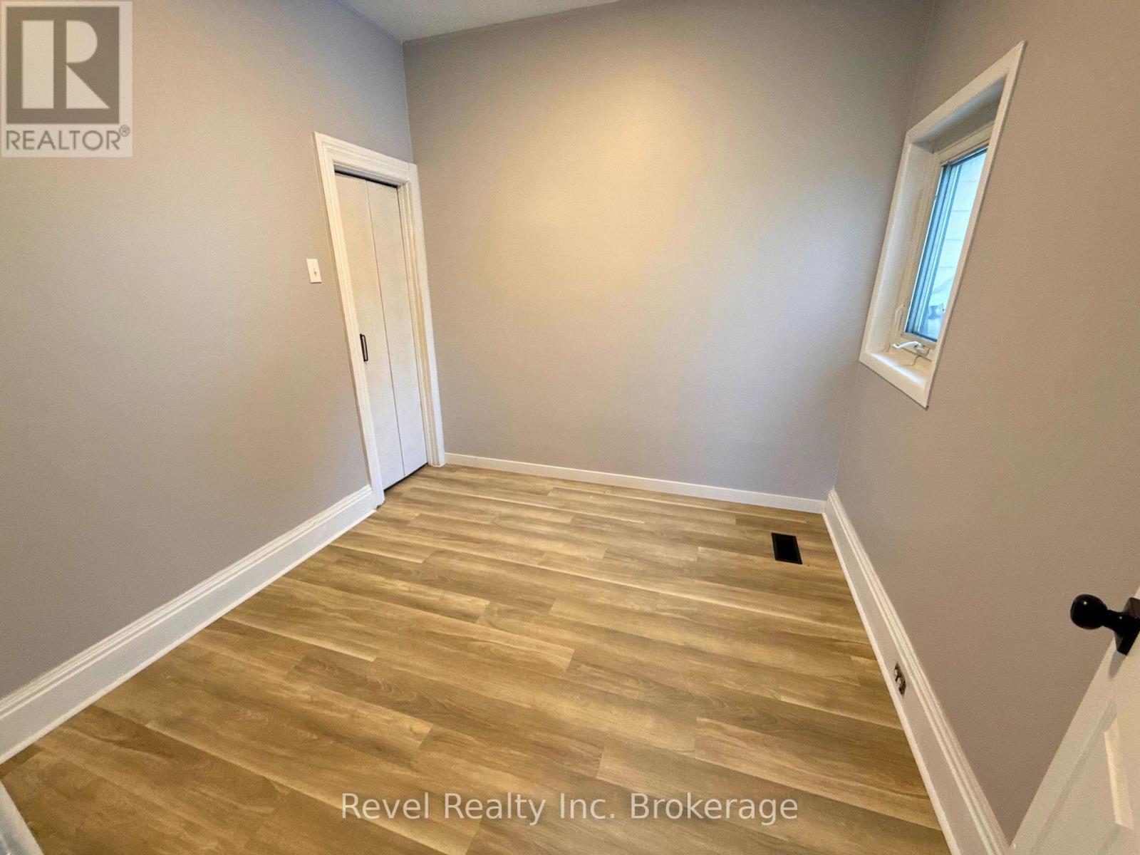 143 Mill Street, Woodstock (Woodstock - South), Ontario  N4S 2W2 - Photo 5 - X12635458