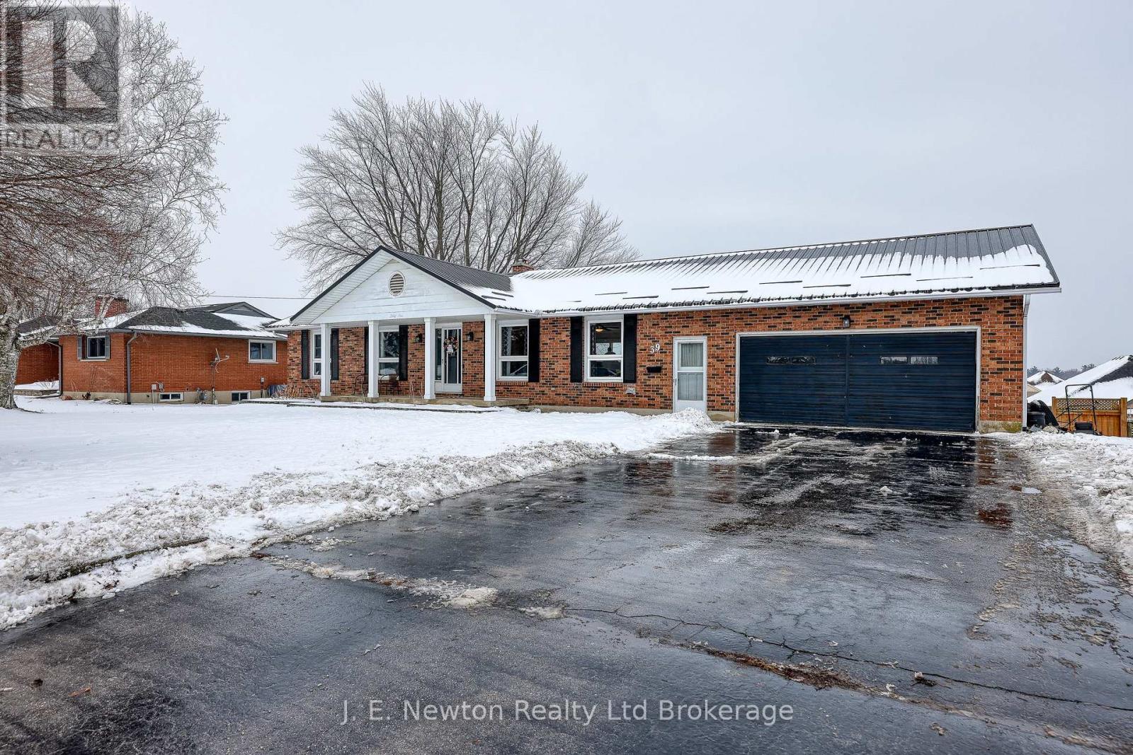39 North Street W, Tillsonburg, Ontario  N4G 1B9 - Photo 2 - X12672310