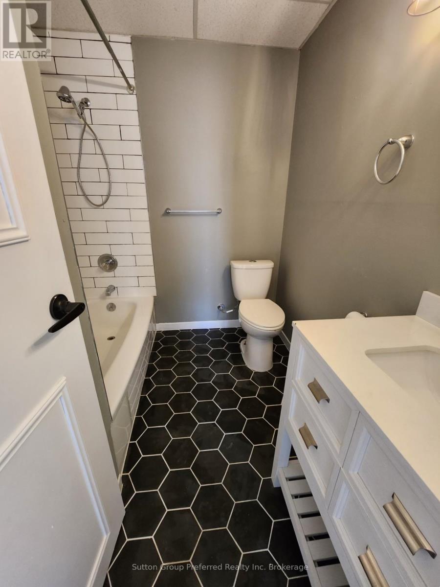 1792 Longwoods Road, Southwest Middlesex (Wardsville), Ontario  N0L 2N9 - Photo 12 - X12680444