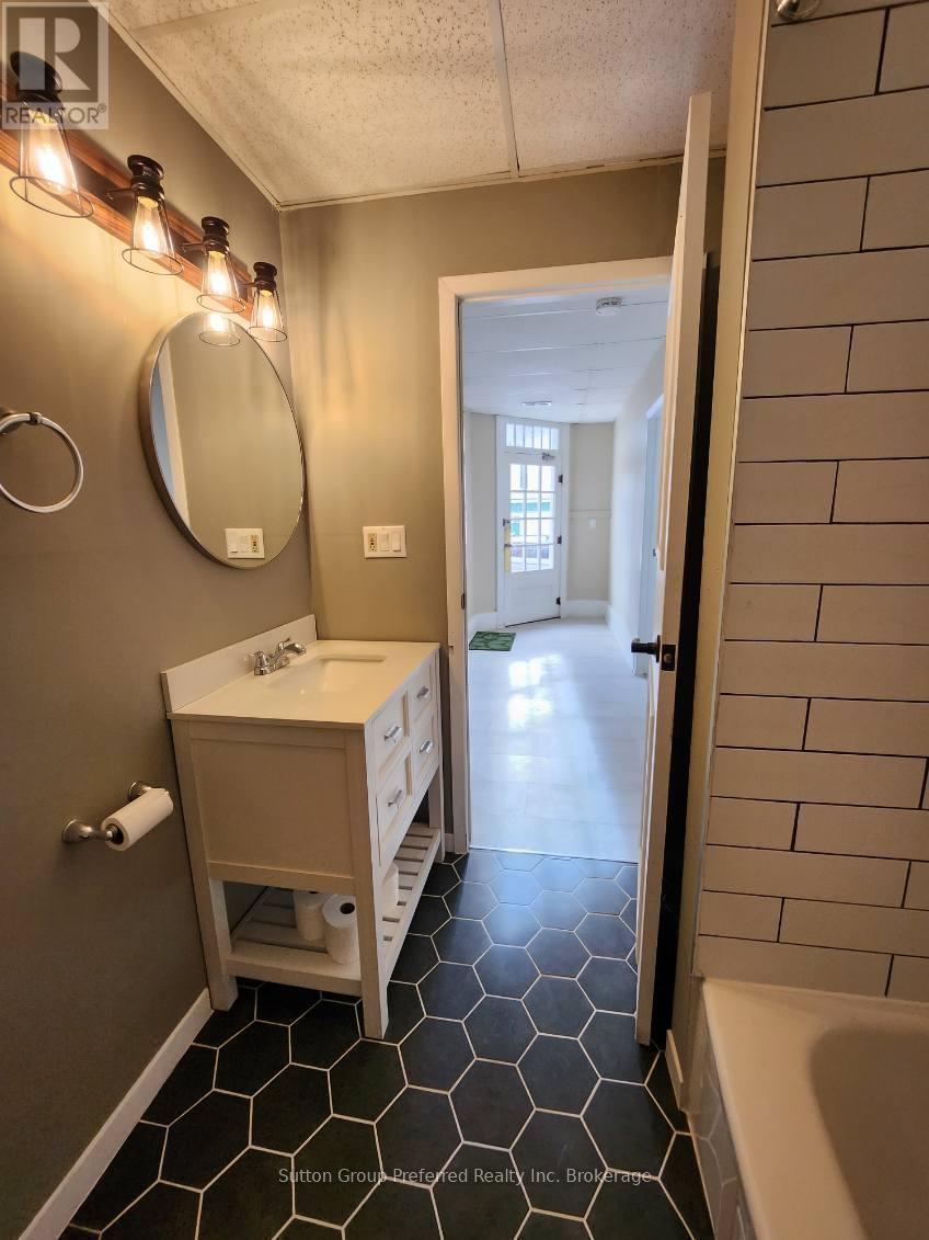 1792 Longwoods Road, Southwest Middlesex (Wardsville), Ontario  N0L 2N9 - Photo 13 - X12680444