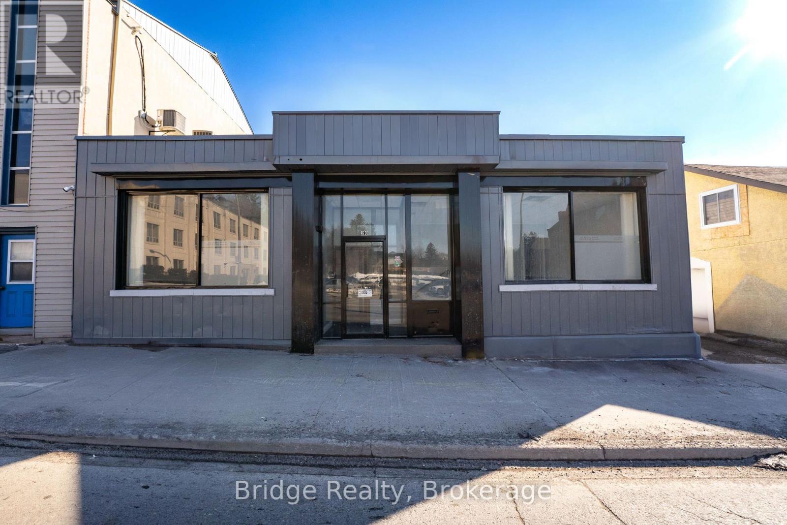 290 Dundas Street, Woodstock (Woodstock - North), Ontario  N4S 1B2 - Photo 2 - X12701568