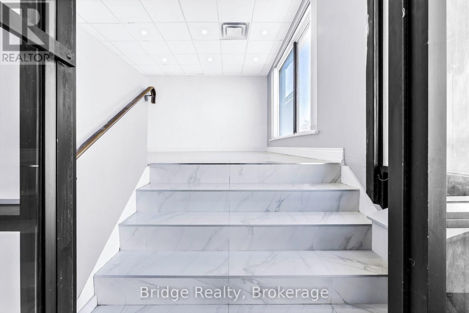 290 Dundas Street, Woodstock (Woodstock - North), Ontario  N4S 1B2 - Photo 4 - X12701568