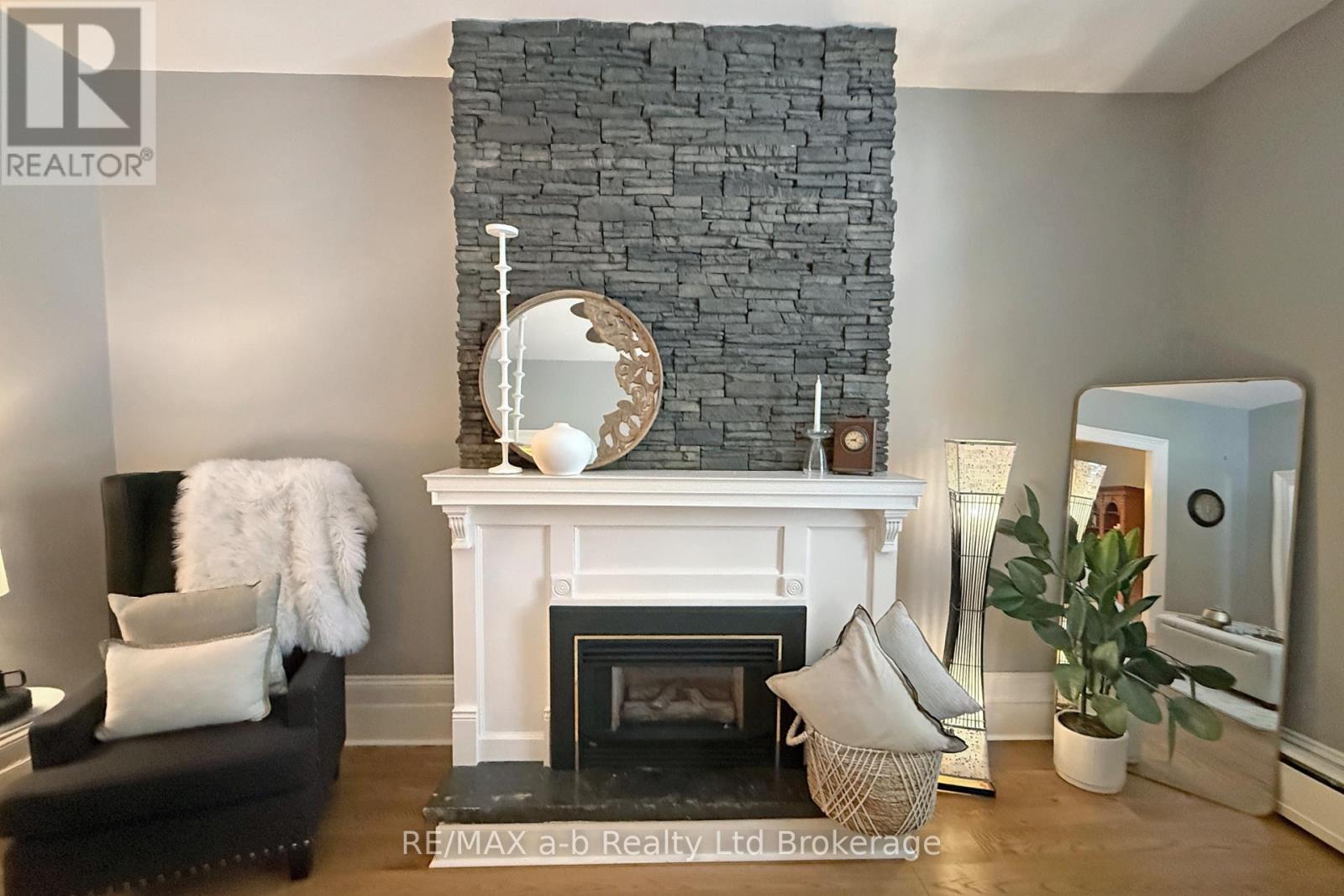 63 Vansittart Avenue, Woodstock (Woodstock - North), Ontario  N4S 6E3 - Photo 13 - X12705604