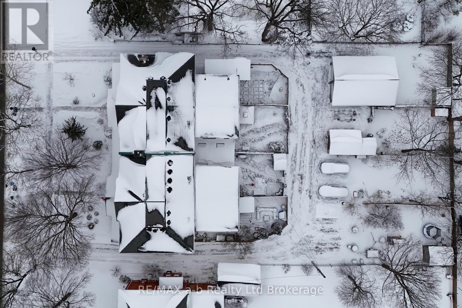 63 Vansittart Avenue, Woodstock (Woodstock - North), Ontario  N4S 6E3 - Photo 3 - X12705604