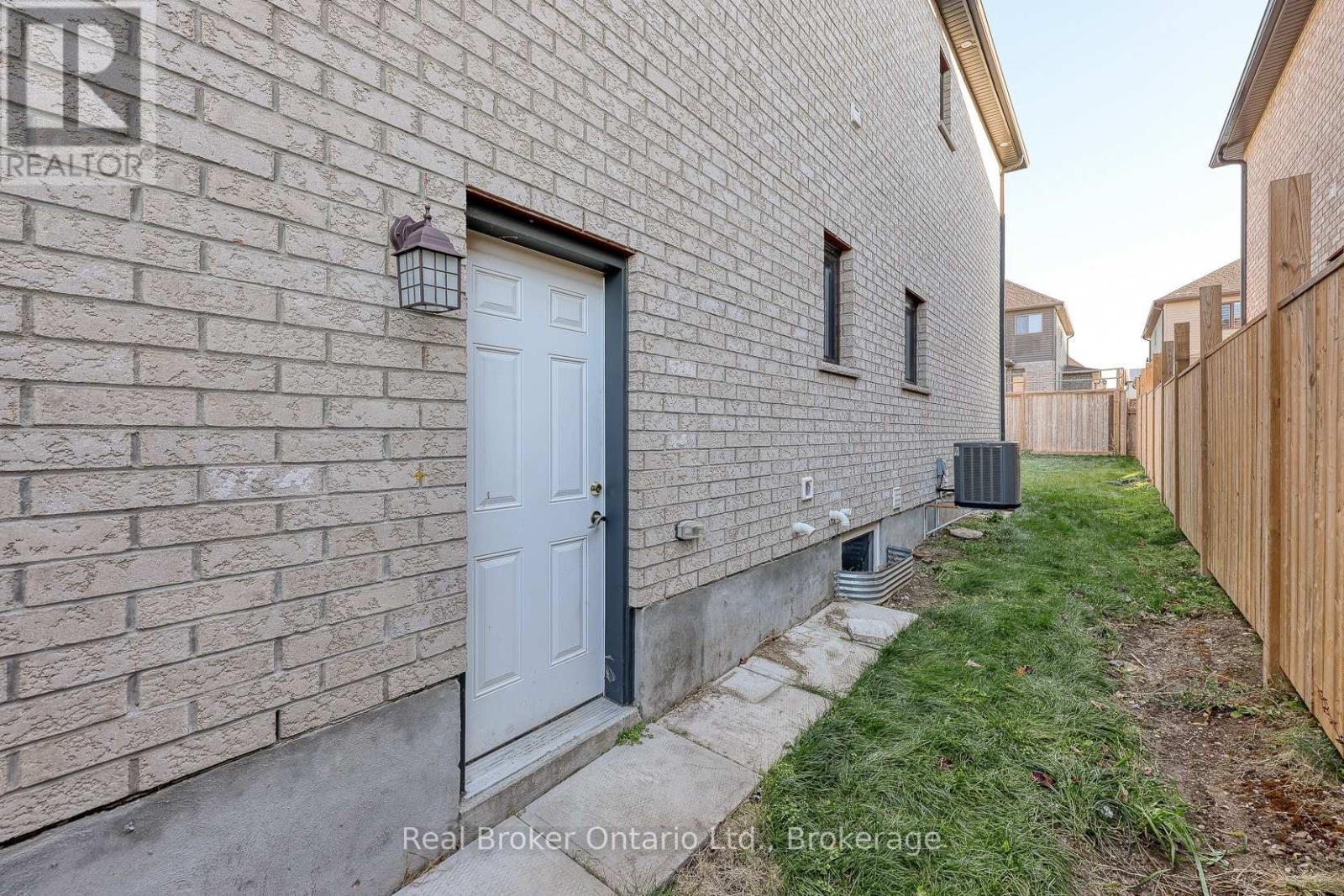 804 Normandy Drive, Woodstock (Woodstock - North), Ontario  N4T 0E6 - Photo 43 - X12706466