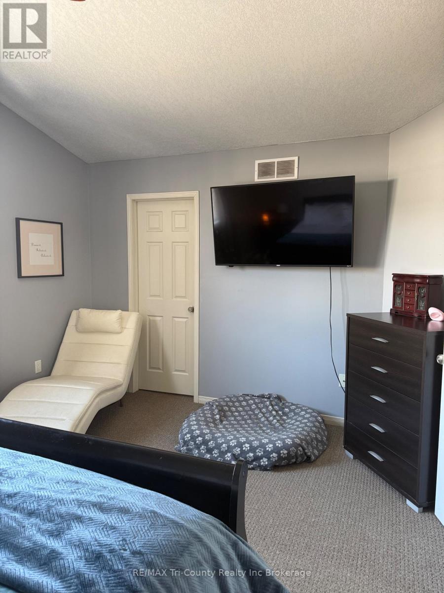 63 Woodhatch Crescent, Ingersoll (Ingersoll - North), Ontario  N5C 0A3 - Photo 10 - X12707790