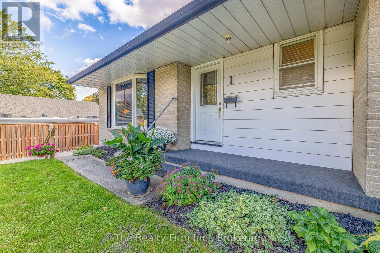 1 Earlscourt Crescent, Woodstock (Woodstock - North), Ontario  N4S 5H2 - Photo 2 - X12712258