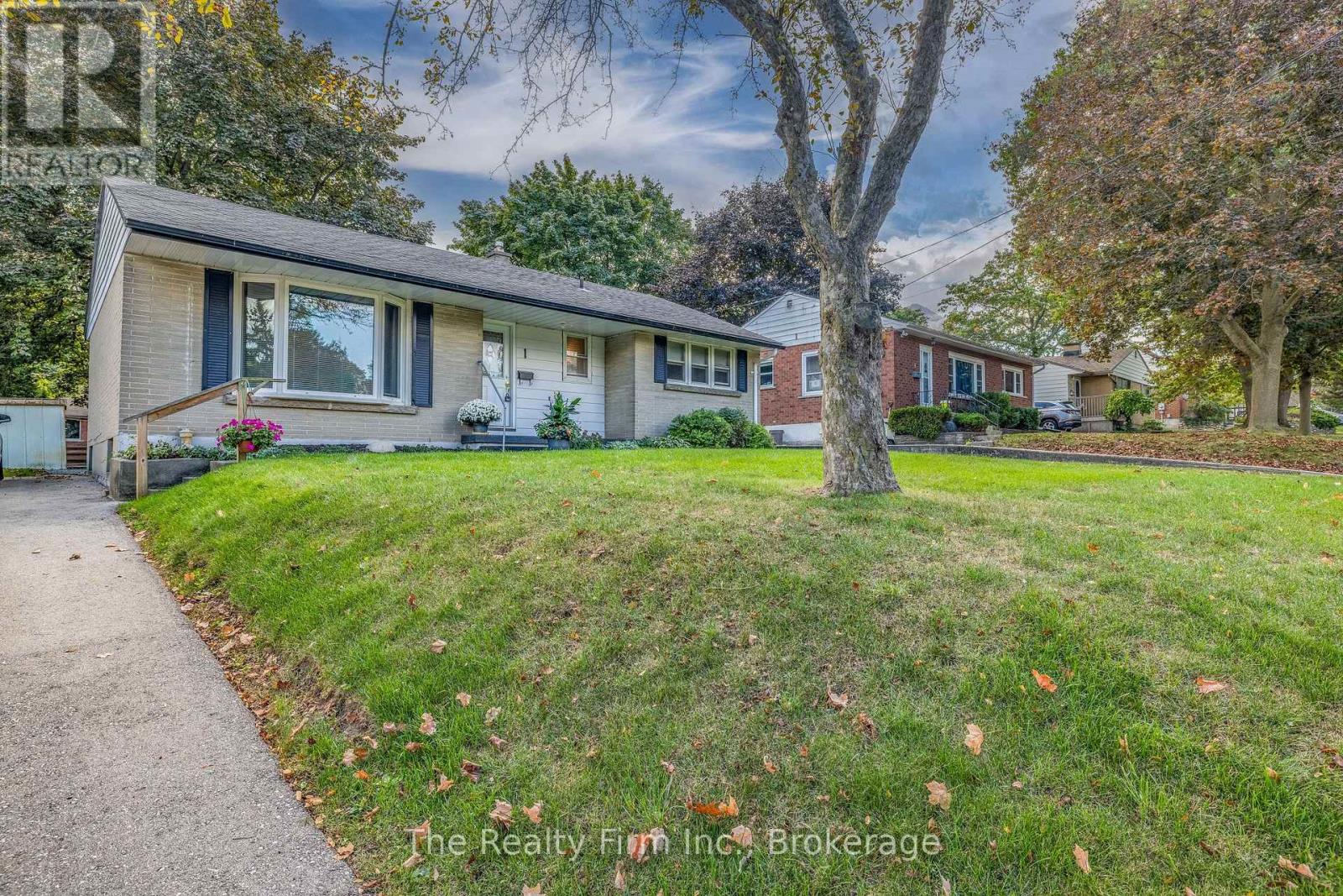 1 Earlscourt Crescent, Woodstock (Woodstock - North), Ontario  N4S 5H2 - Photo 3 - X12712258