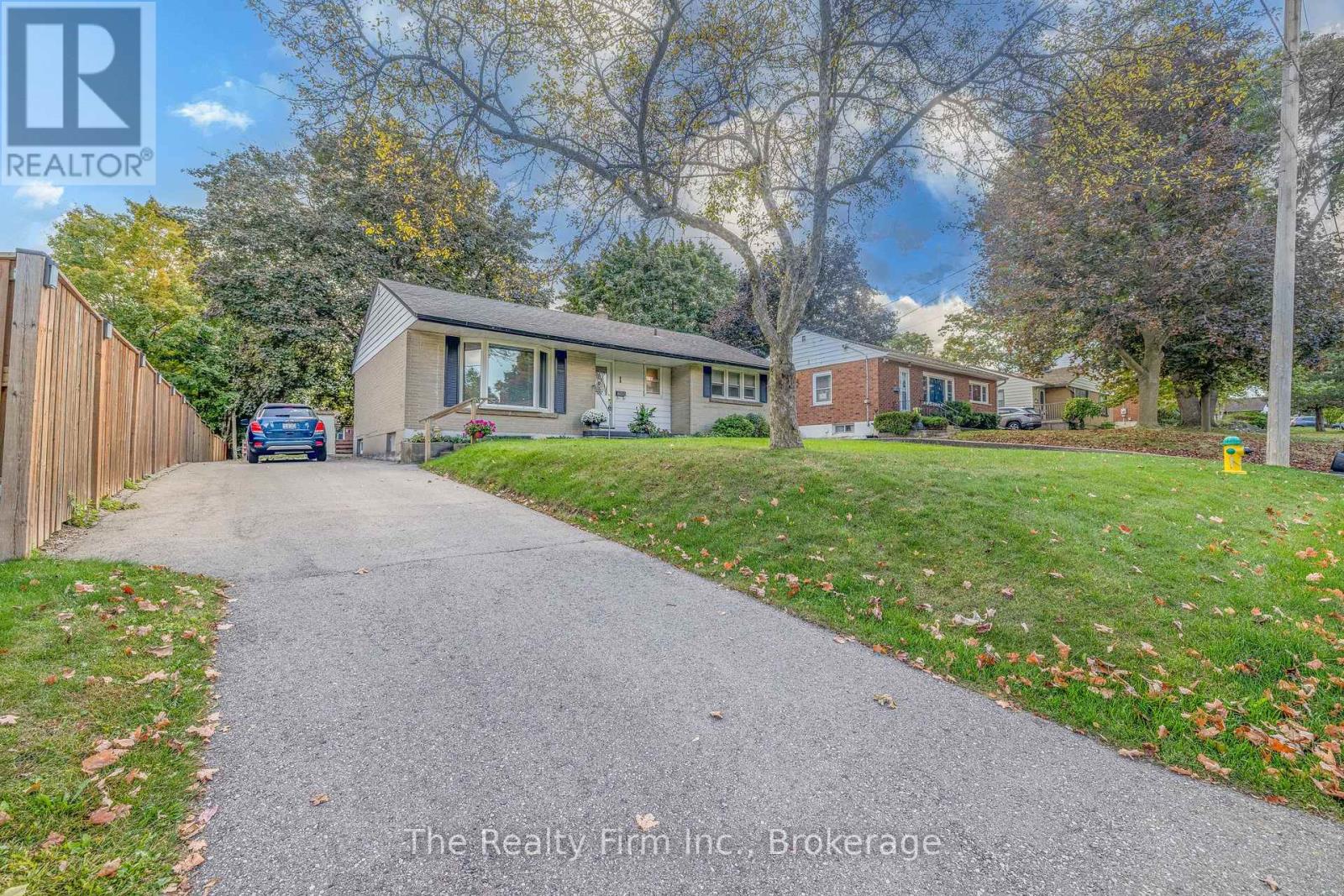 1 Earlscourt Crescent, Woodstock (Woodstock - North), Ontario  N4S 5H2 - Photo 4 - X12712258