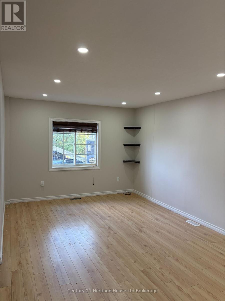 B - 560 Athlone Avenue, Woodstock (Woodstock - South), Ontario  N4S 7V8 - Photo 2 - X12720340