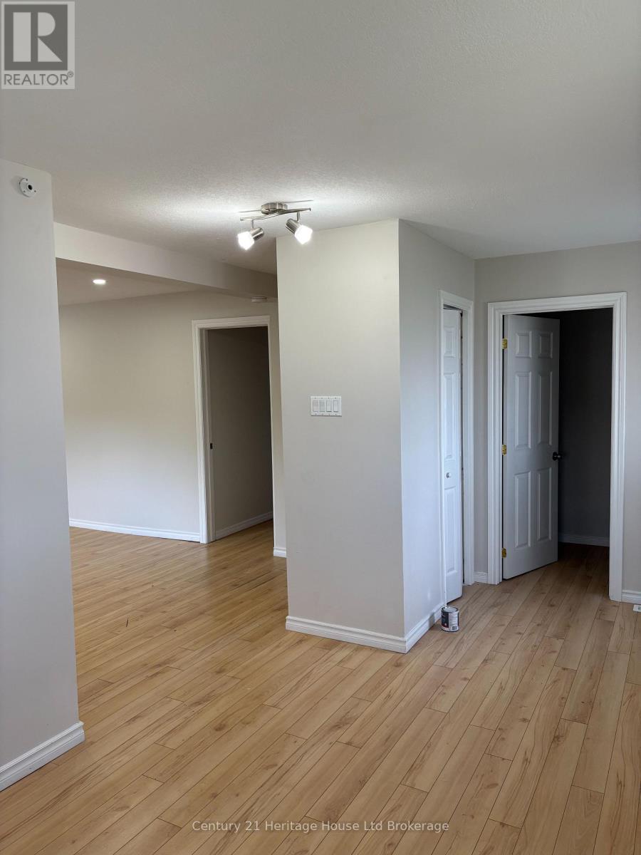 B - 560 Athlone Avenue, Woodstock (Woodstock - South), Ontario  N4S 7V8 - Photo 3 - X12720340