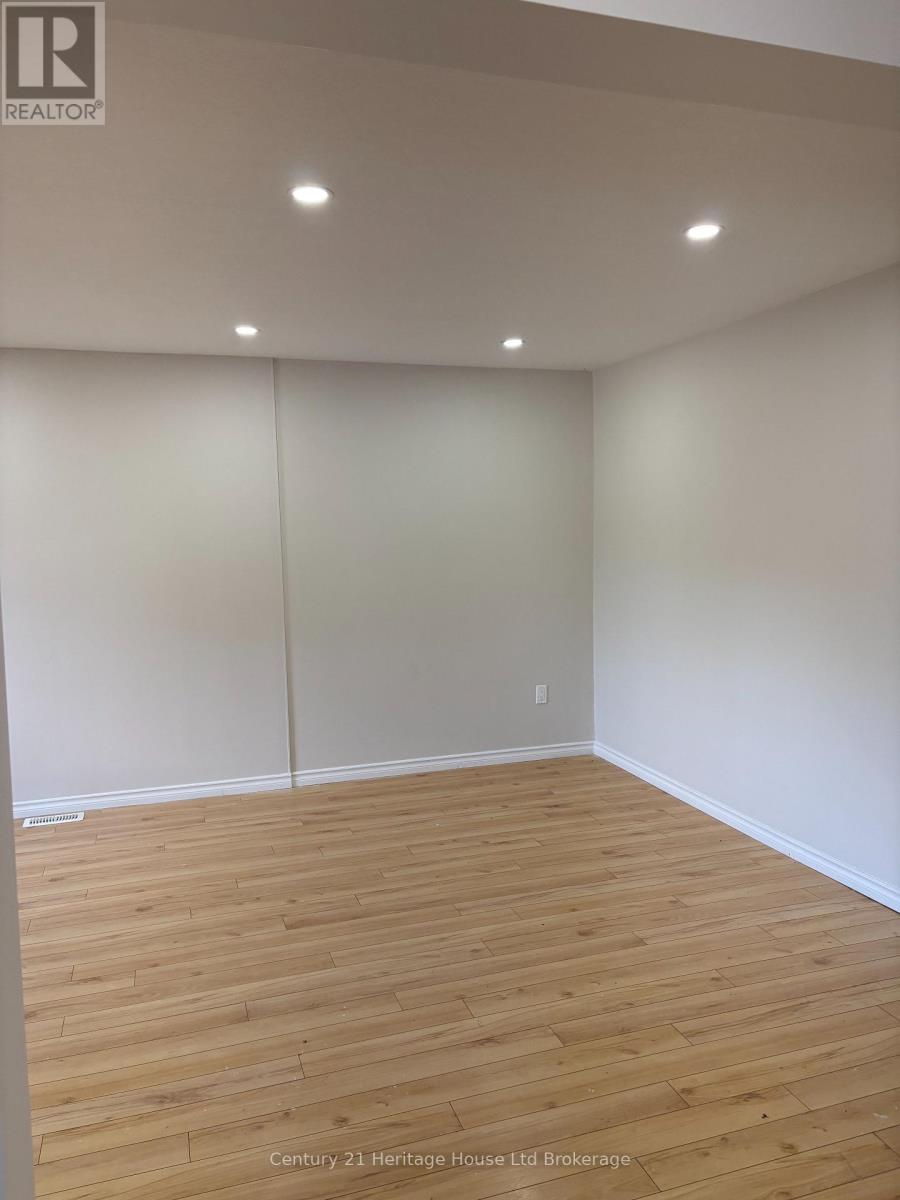 B - 560 Athlone Avenue, Woodstock (Woodstock - South), Ontario  N4S 7V8 - Photo 4 - X12720340