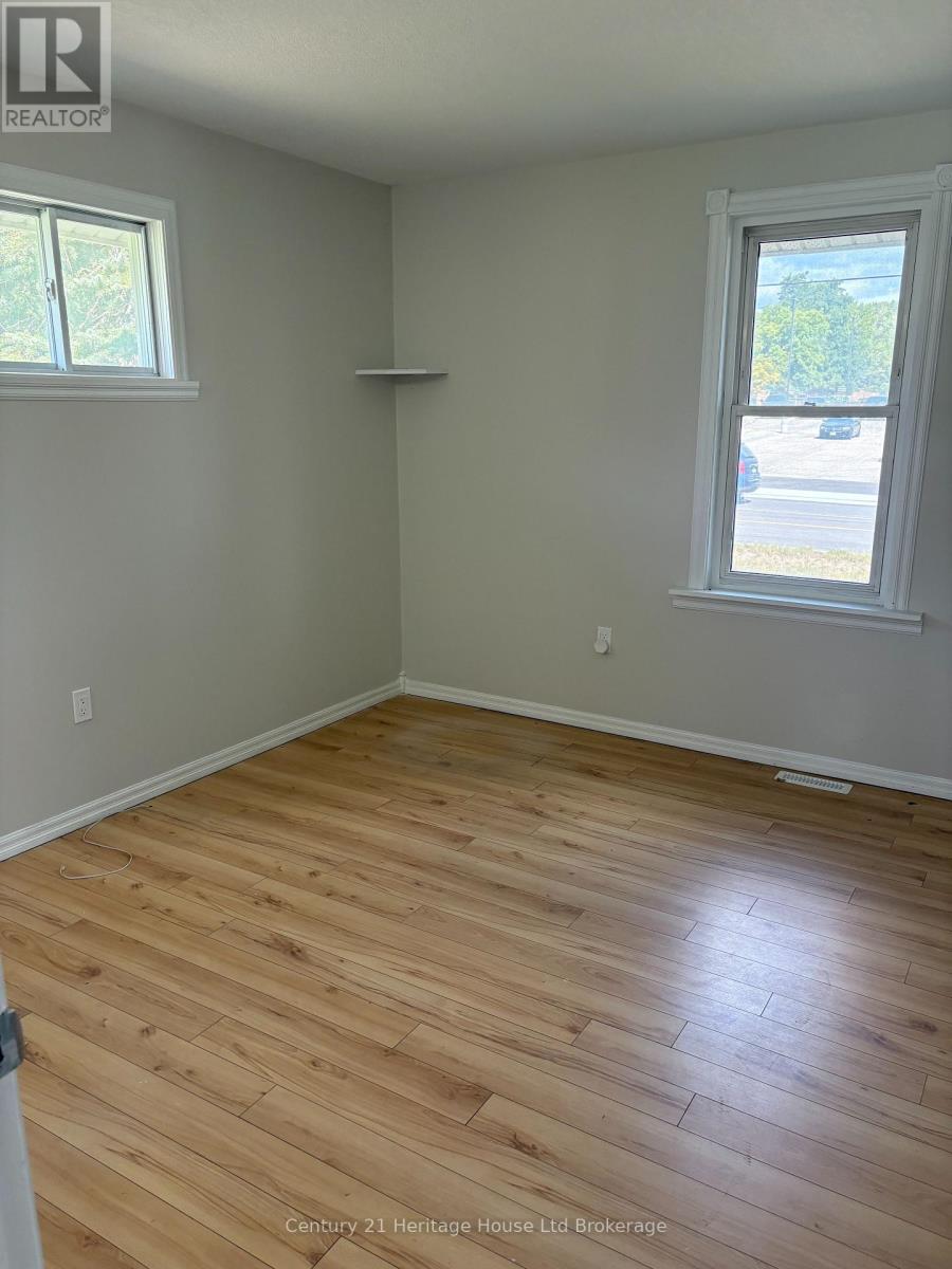 B - 560 Athlone Avenue, Woodstock (Woodstock - South), Ontario  N4S 7V8 - Photo 6 - X12720340