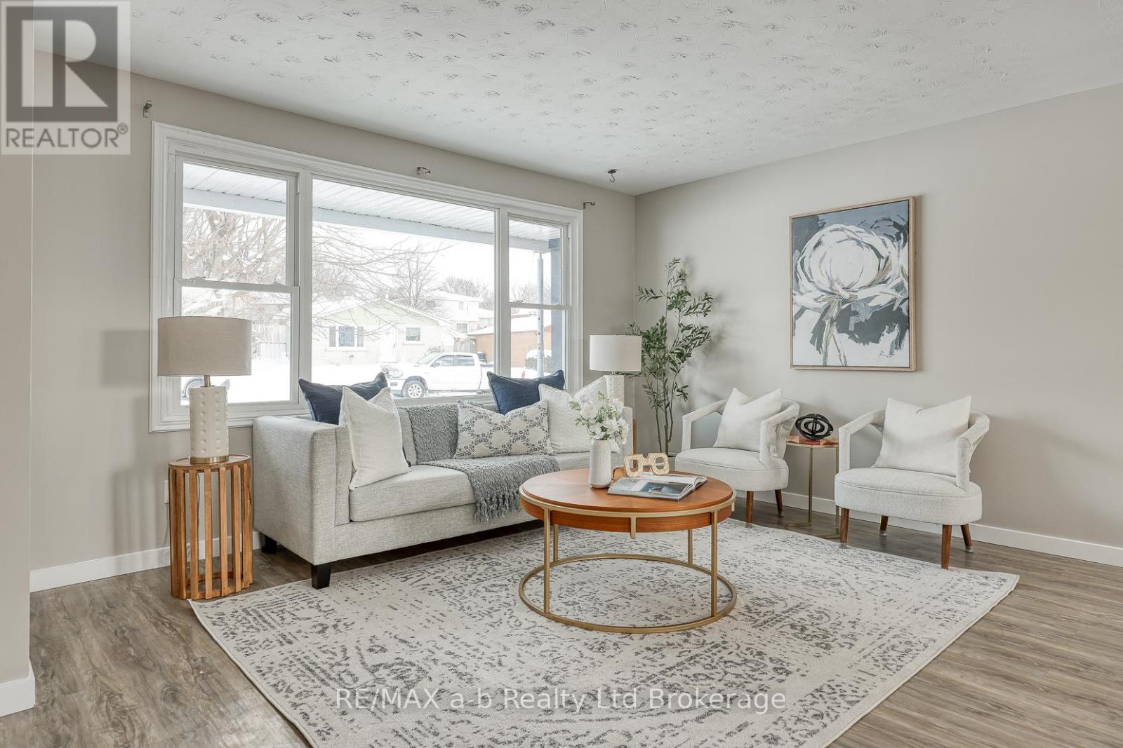 18 Bigham Crescent, Woodstock (Woodstock - South), Ontario  N4S 8H1 - Photo 4 - X12723860