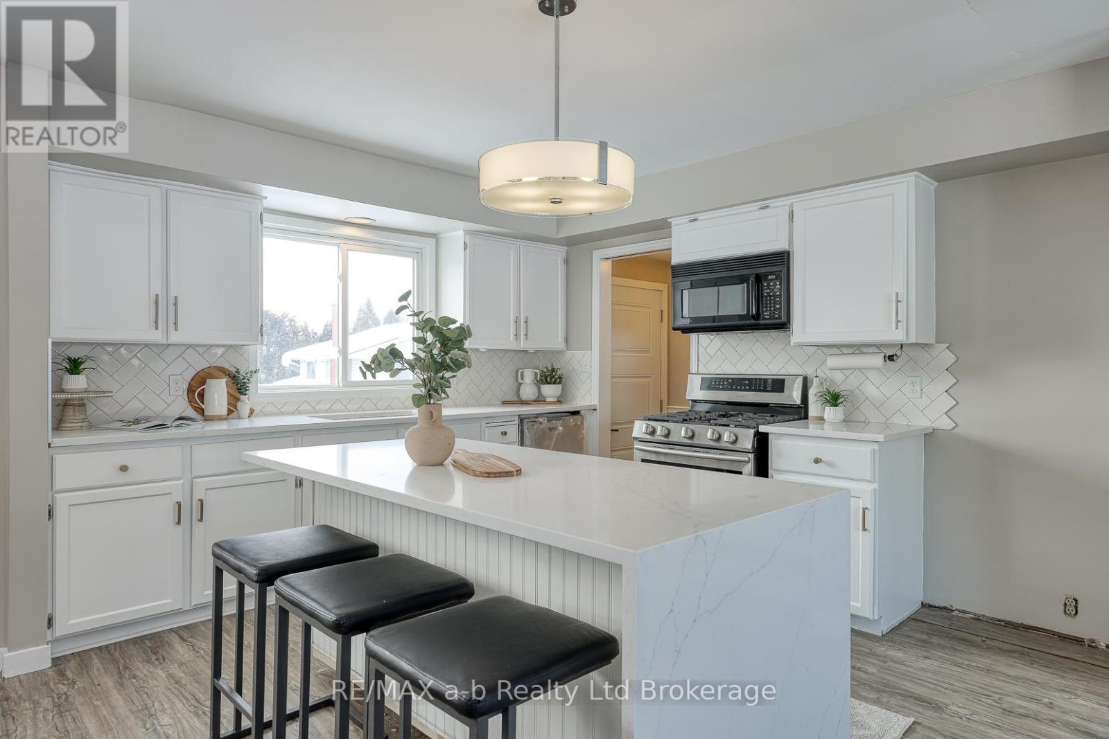 18 Bigham Crescent, Woodstock (Woodstock - South), Ontario  N4S 8H1 - Photo 6 - X12723860