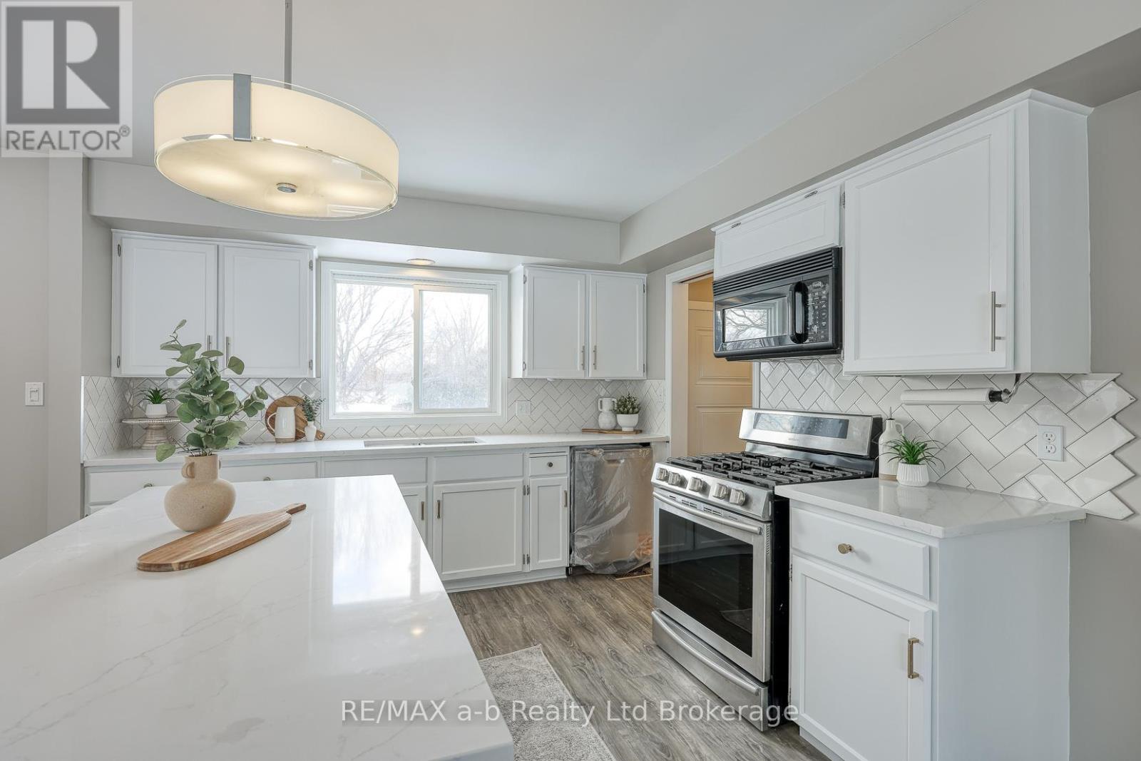 18 Bigham Crescent, Woodstock (Woodstock - South), Ontario  N4S 8H1 - Photo 8 - X12723860