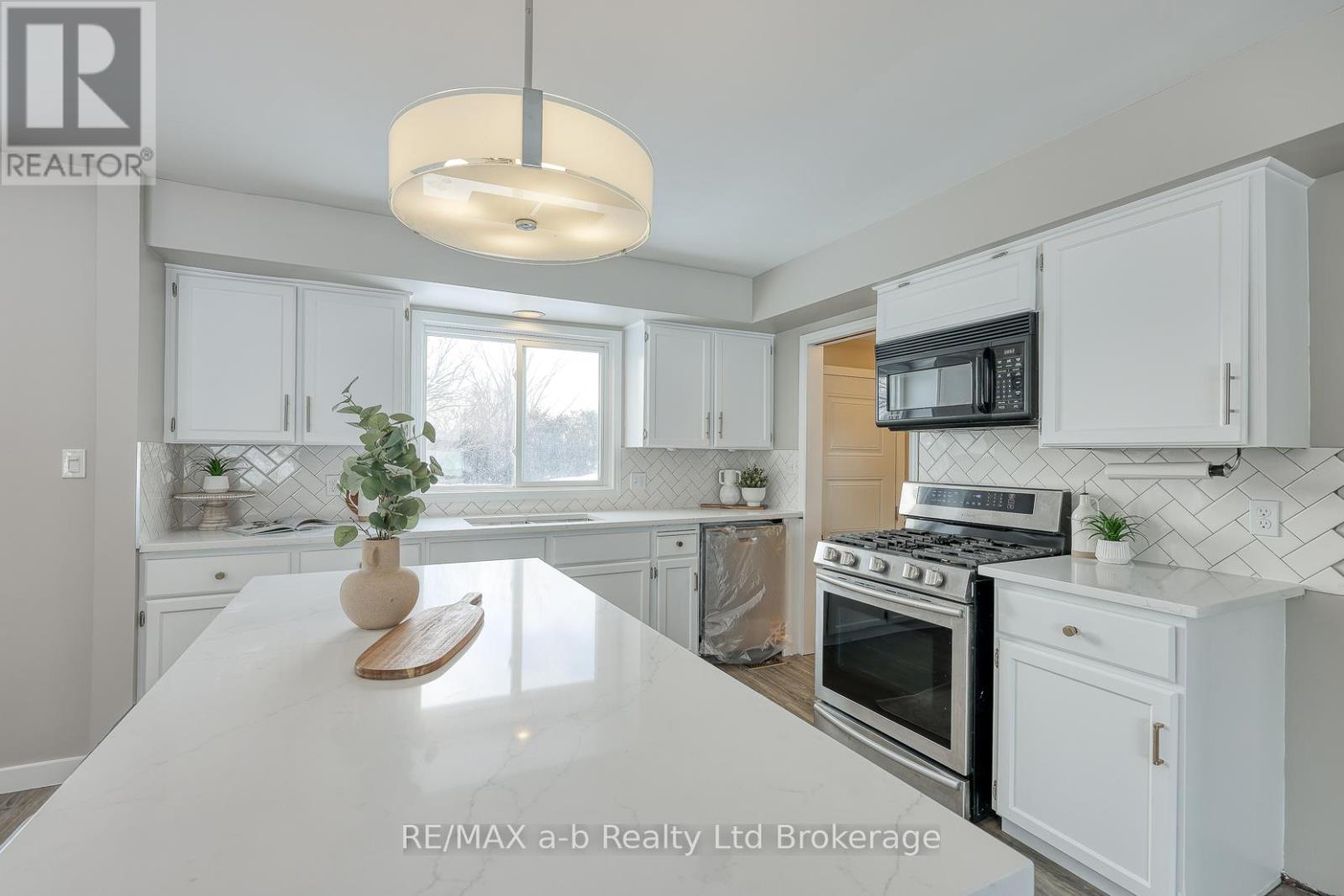 18 Bigham Crescent, Woodstock (Woodstock - South), Ontario  N4S 8H1 - Photo 9 - X12723860