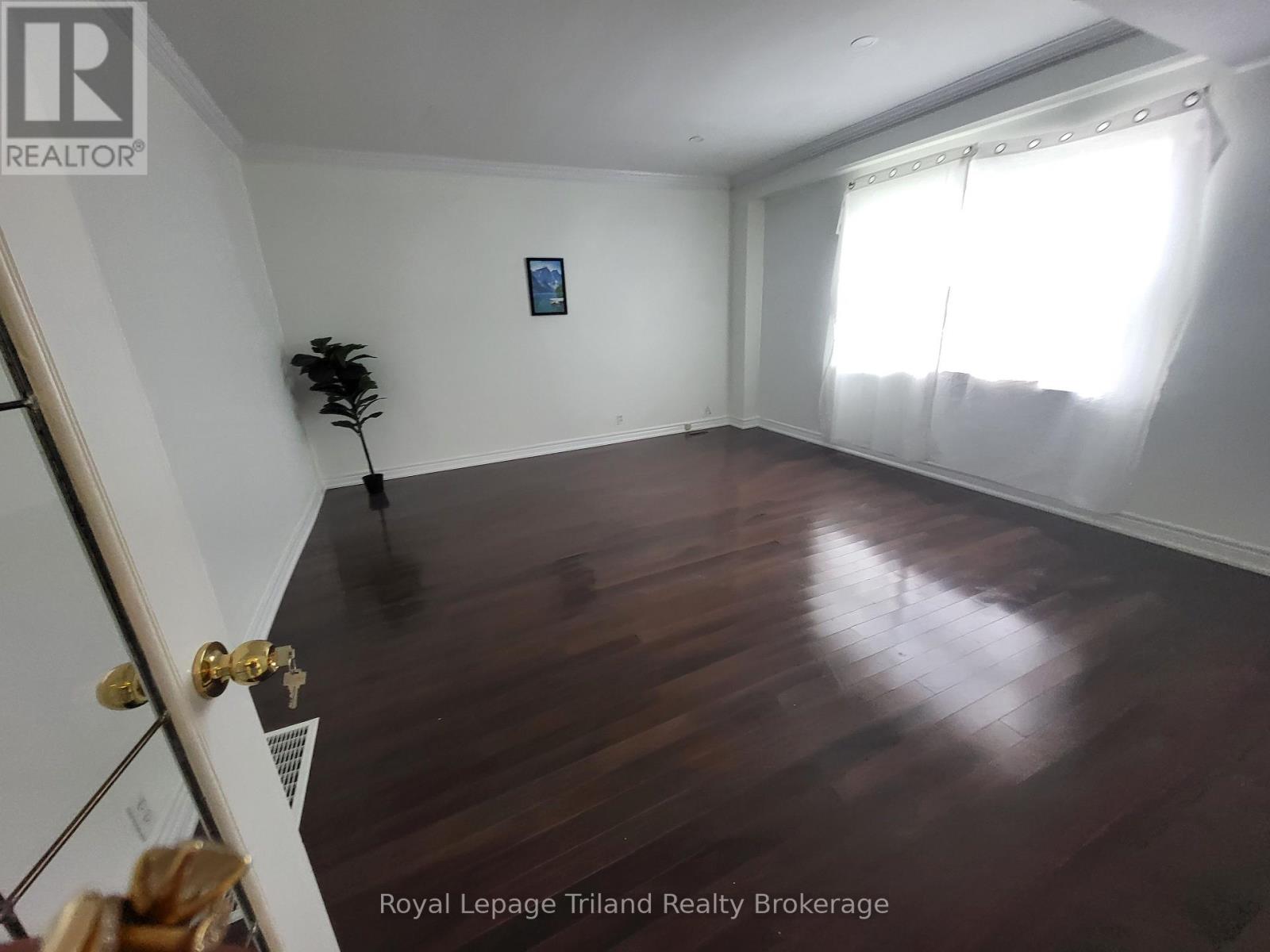 764 Dundas Street, Woodstock (Woodstock - South), Ontario  N4S 1E9 - Photo 8 - X12728028