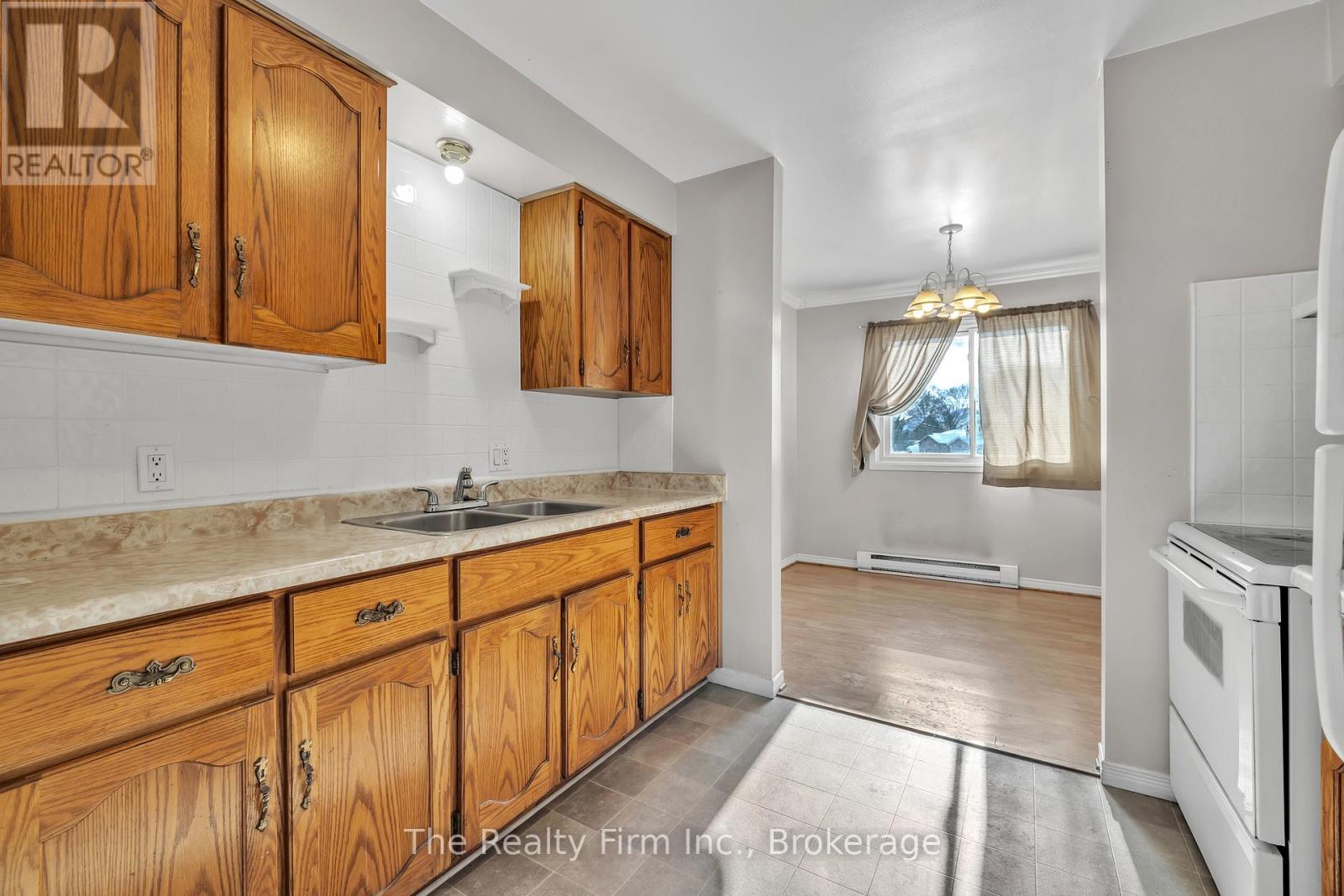 40 Marlboro Court, Woodstock (Woodstock - North), Ontario  N4S 8P4 - Photo 5 - X12729080