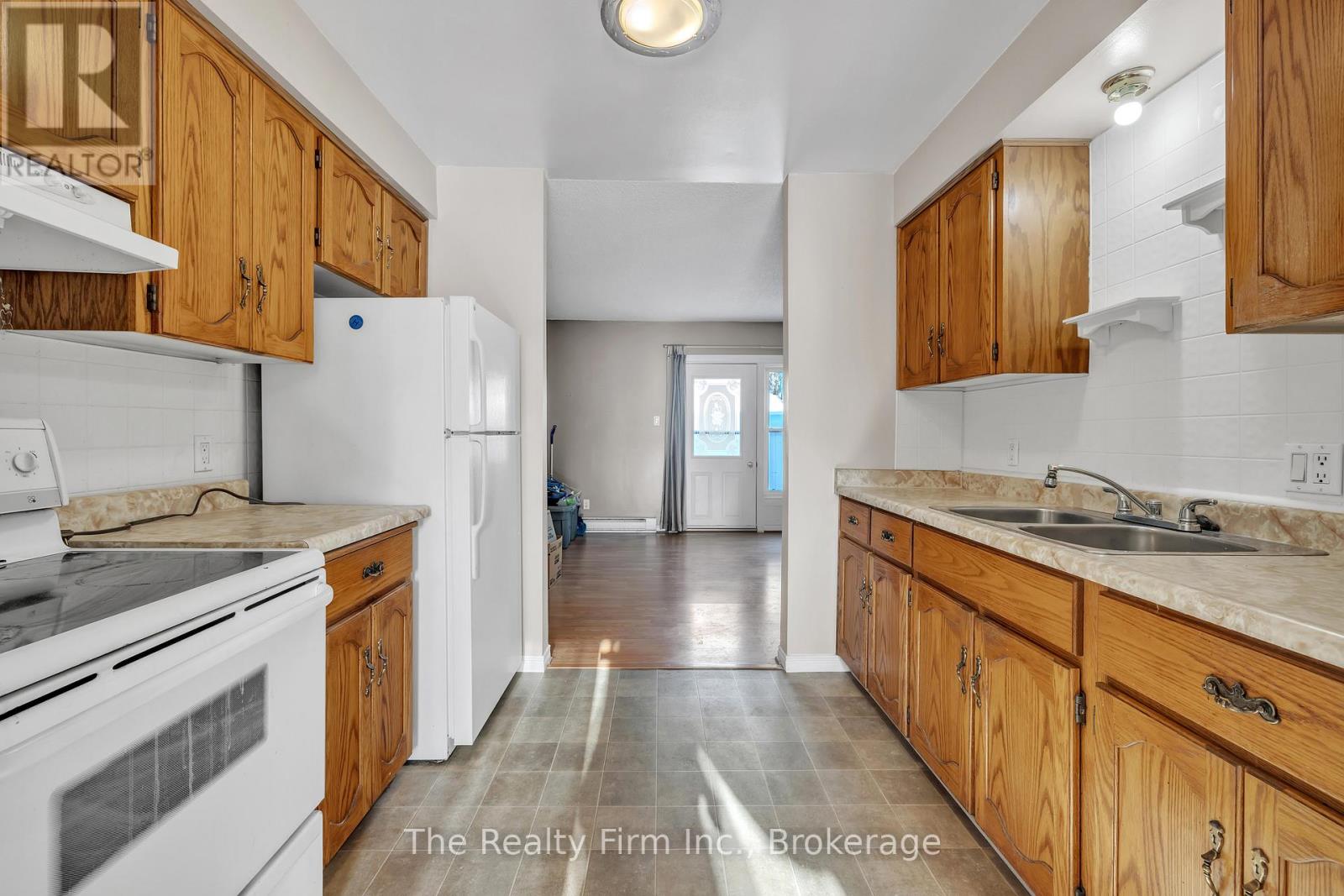 40 Marlboro Court, Woodstock (Woodstock - North), Ontario  N4S 8P4 - Photo 6 - X12729080