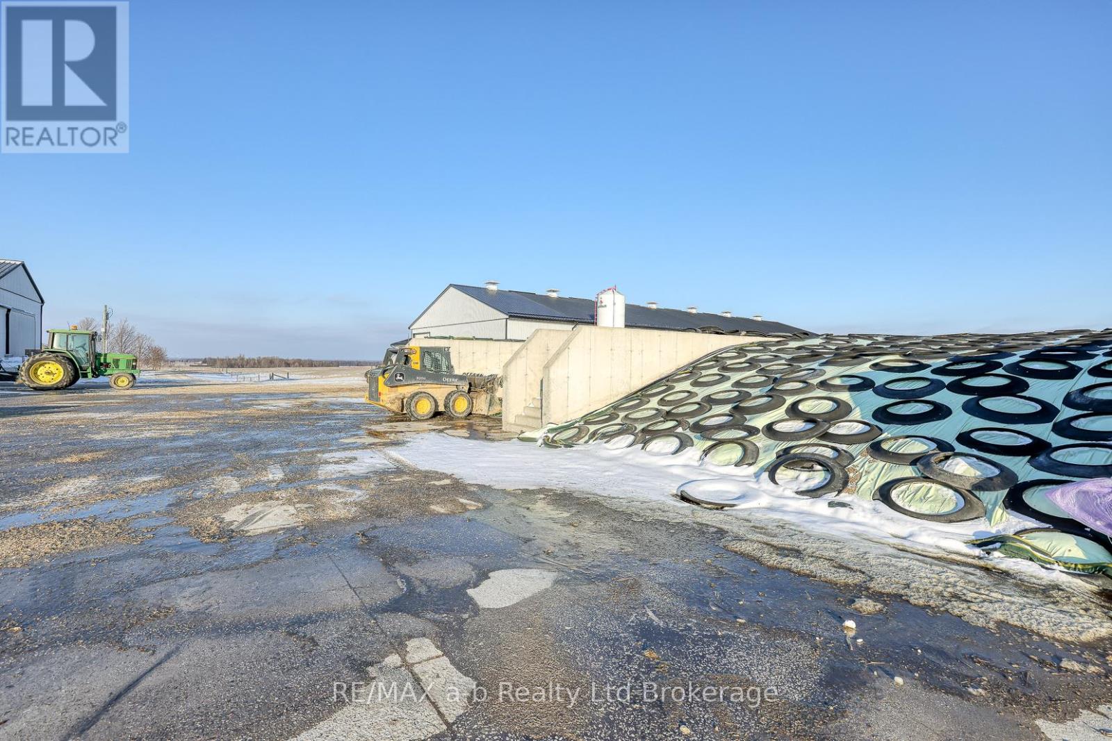 1011 Bornish Drive, North Middlesex, Ontario  N0M 2K0 - Photo 33 - X12734784