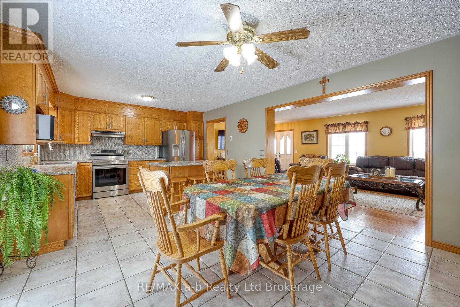 1011 Bornish Drive, North Middlesex, Ontario  N0M 2K0 - Photo 41 - X12734784