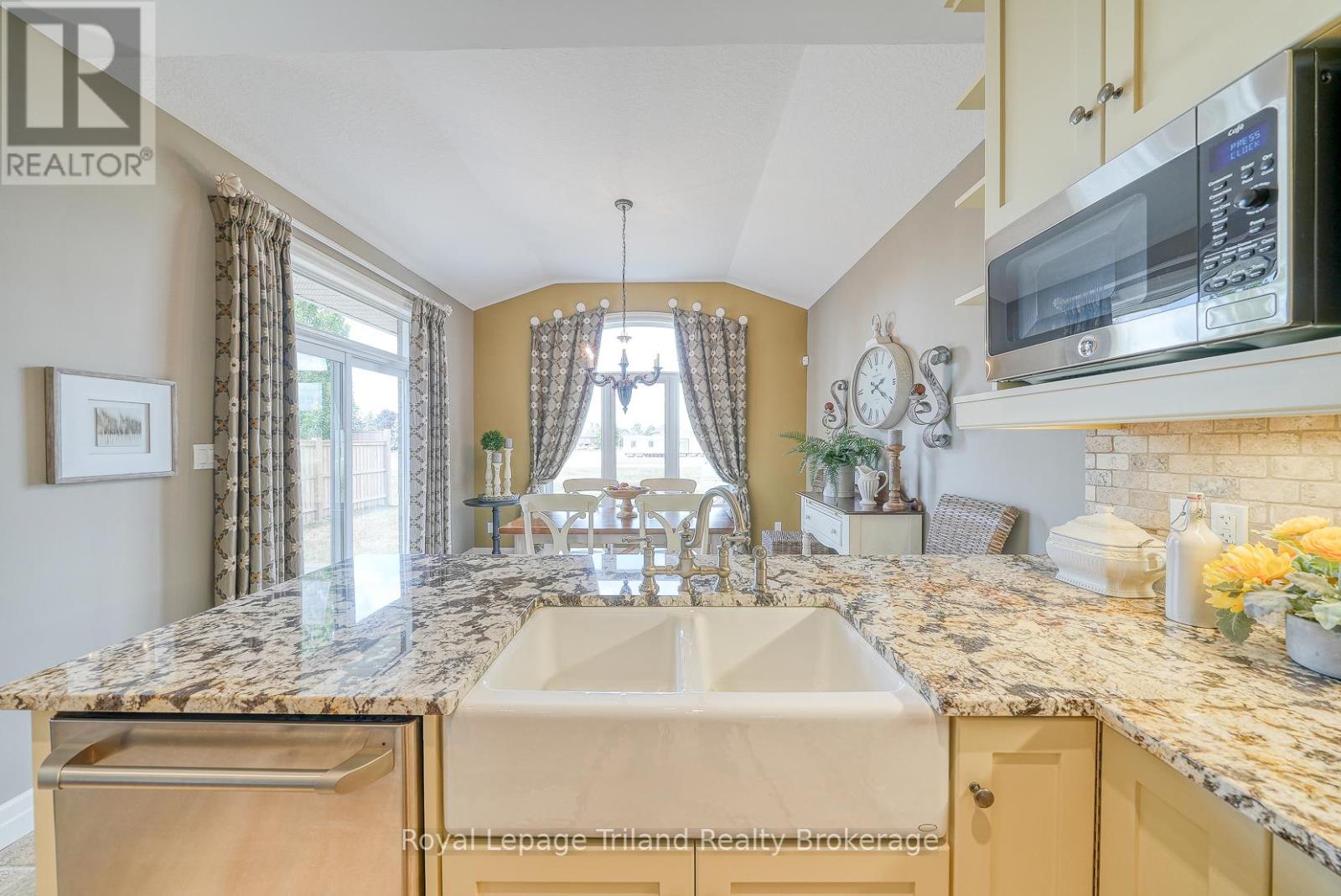 1142 Caen Avenue, Woodstock (Woodstock - North), Ontario  N4T 0G3 - Photo 21 - X12750514