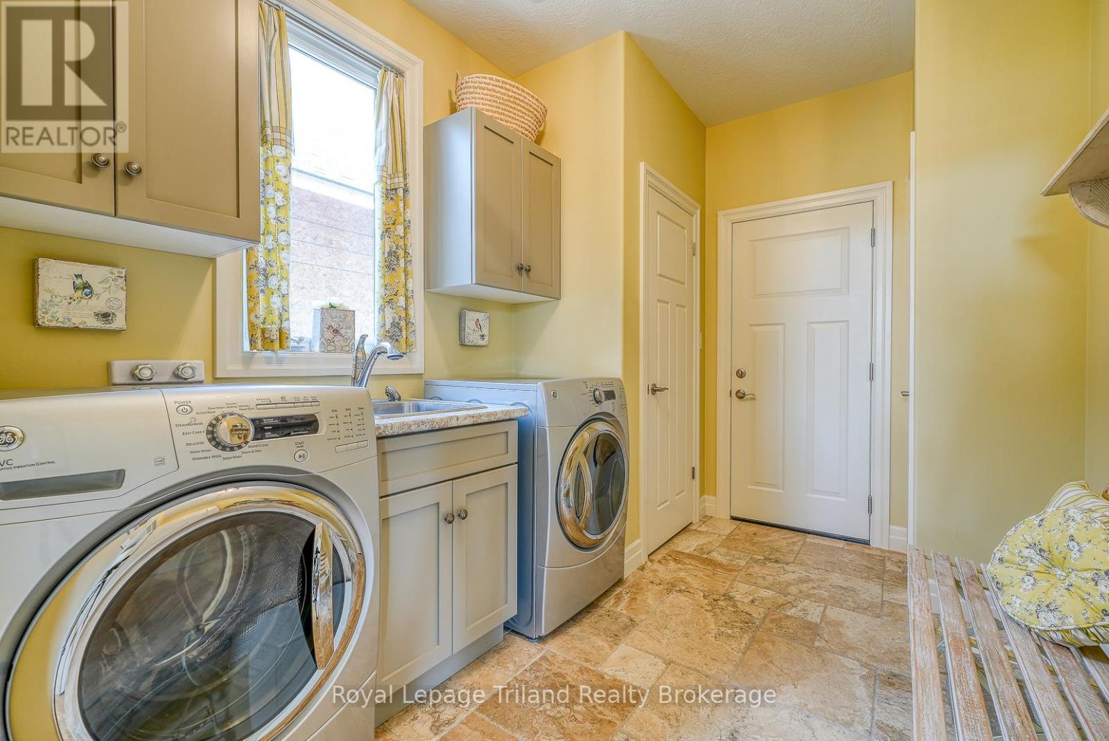 1142 Caen Avenue, Woodstock (Woodstock - North), Ontario  N4T 0G3 - Photo 23 - X12750514