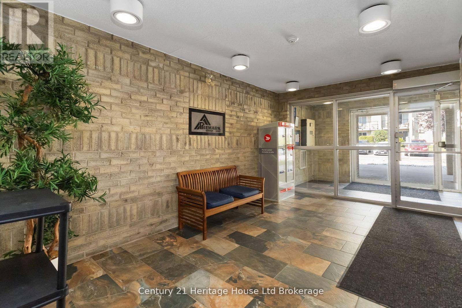 217 - 737 Deveron Crescent, London South (South T), Ontario  N5Z 4X9 - Photo 4 - X12755266