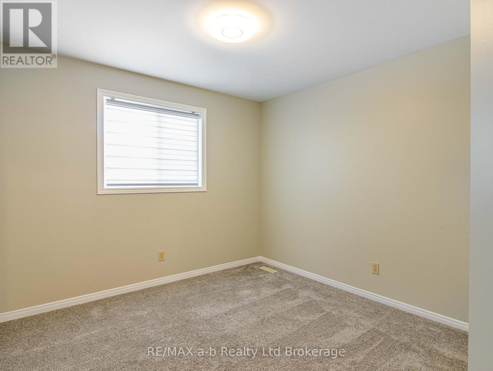 18 Oriole Crescent, Woodstock (Woodstock - North), Ontario  N4T 1T1 - Photo 12 - X12765442