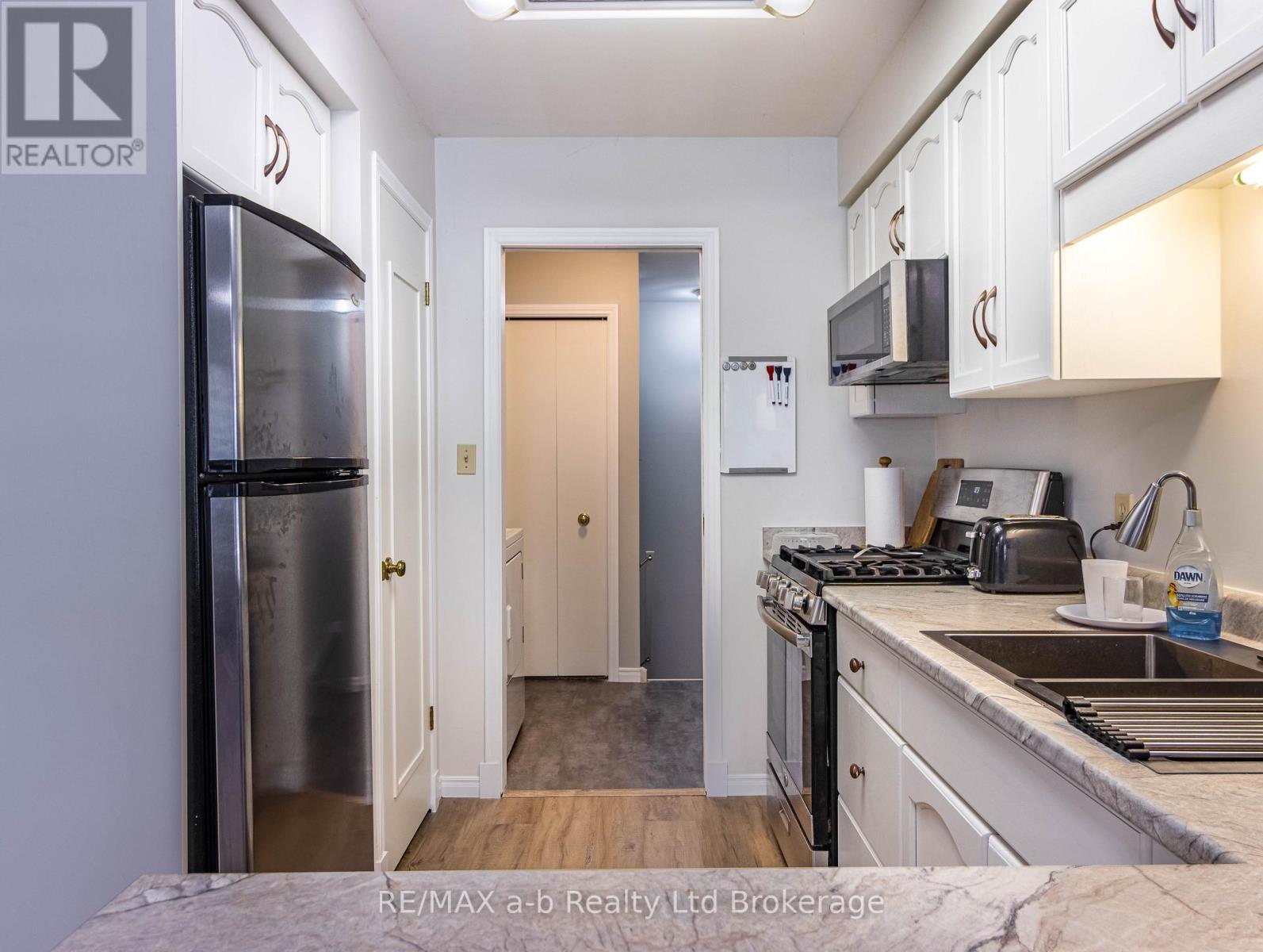 18 Oriole Crescent, Woodstock (Woodstock - North), Ontario  N4T 1T1 - Photo 4 - X12765442