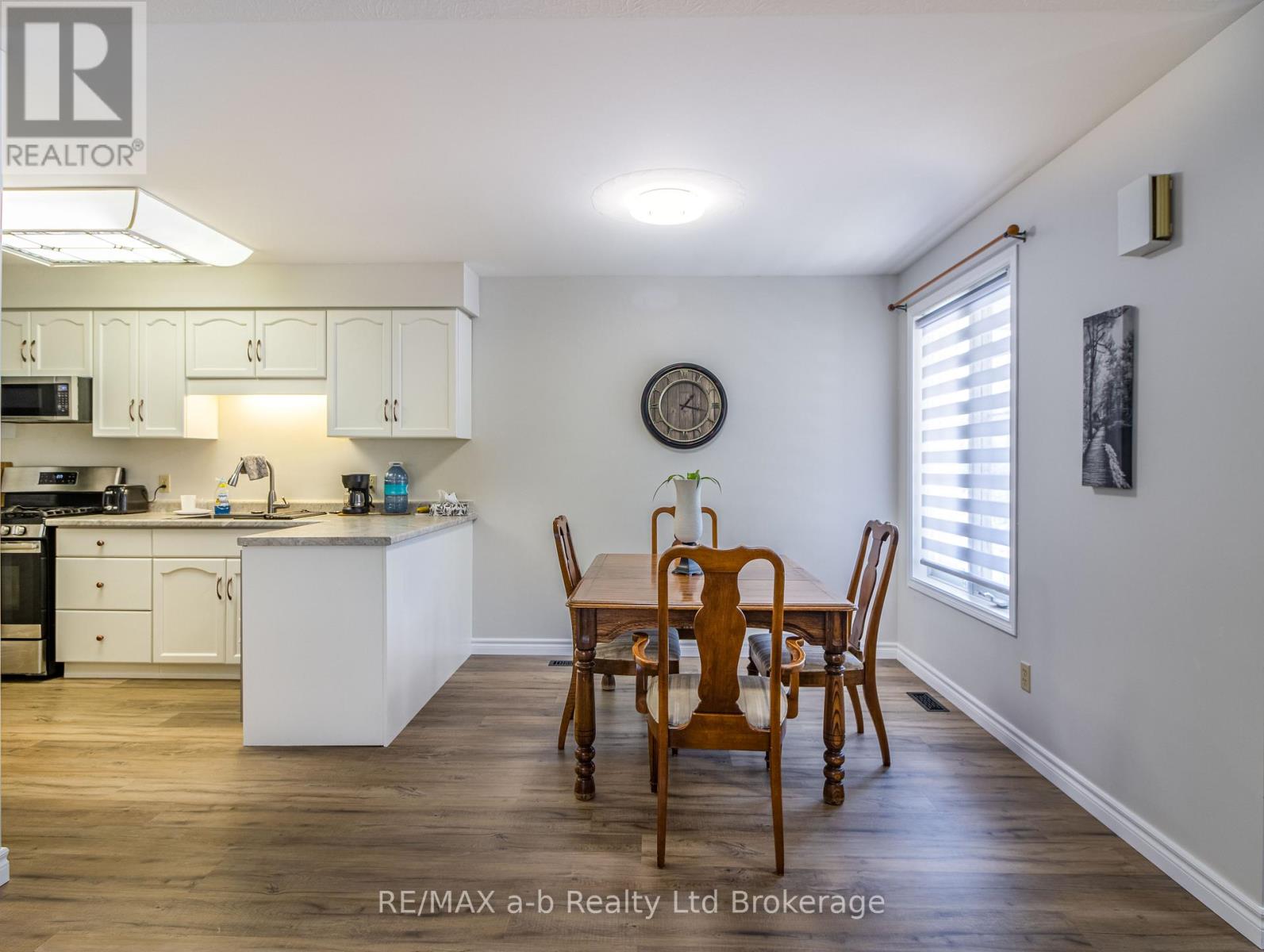 18 Oriole Crescent, Woodstock (Woodstock - North), Ontario  N4T 1T1 - Photo 6 - X12765442