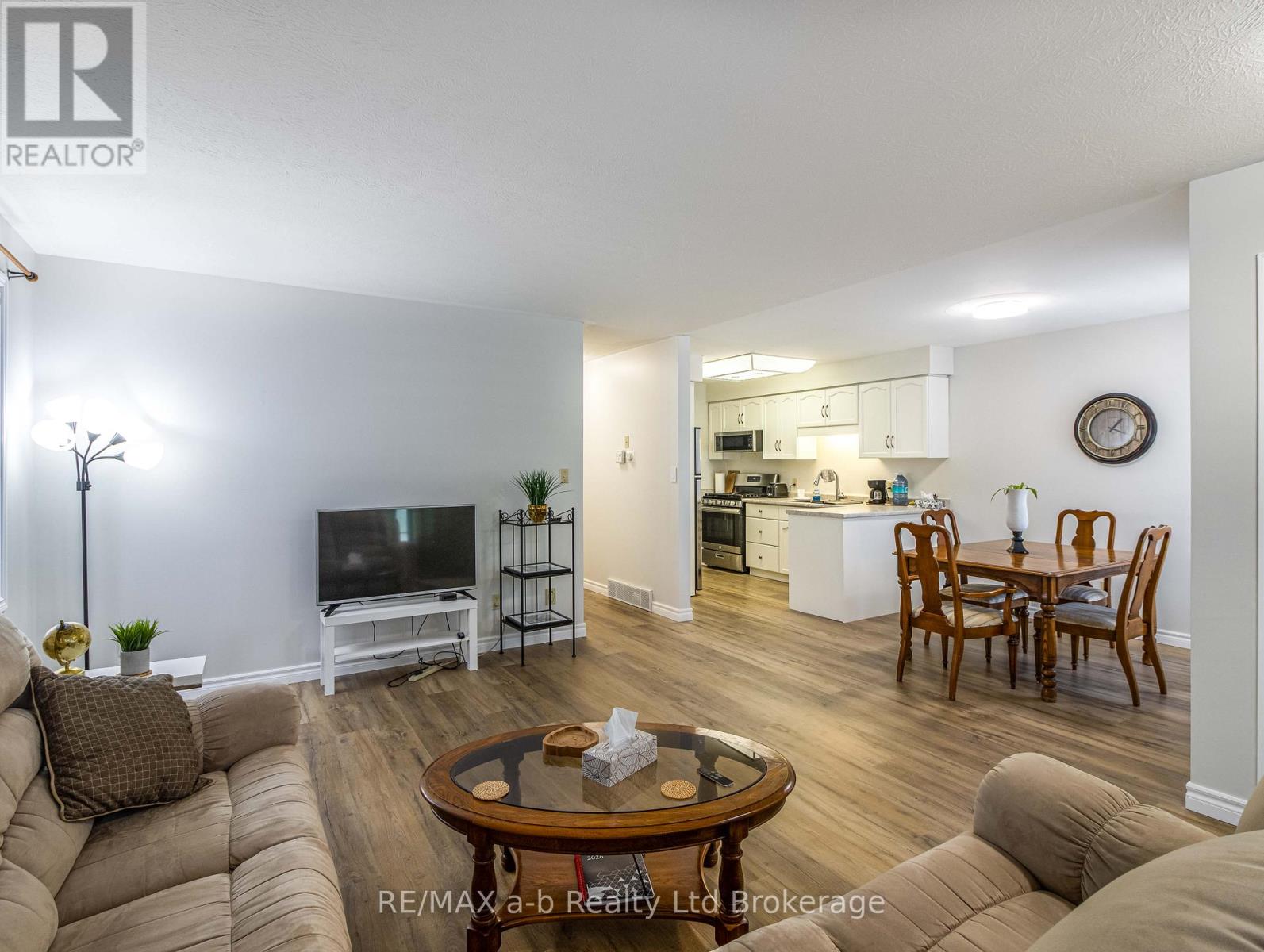 18 Oriole Crescent, Woodstock (Woodstock - North), Ontario  N4T 1T1 - Photo 7 - X12765442