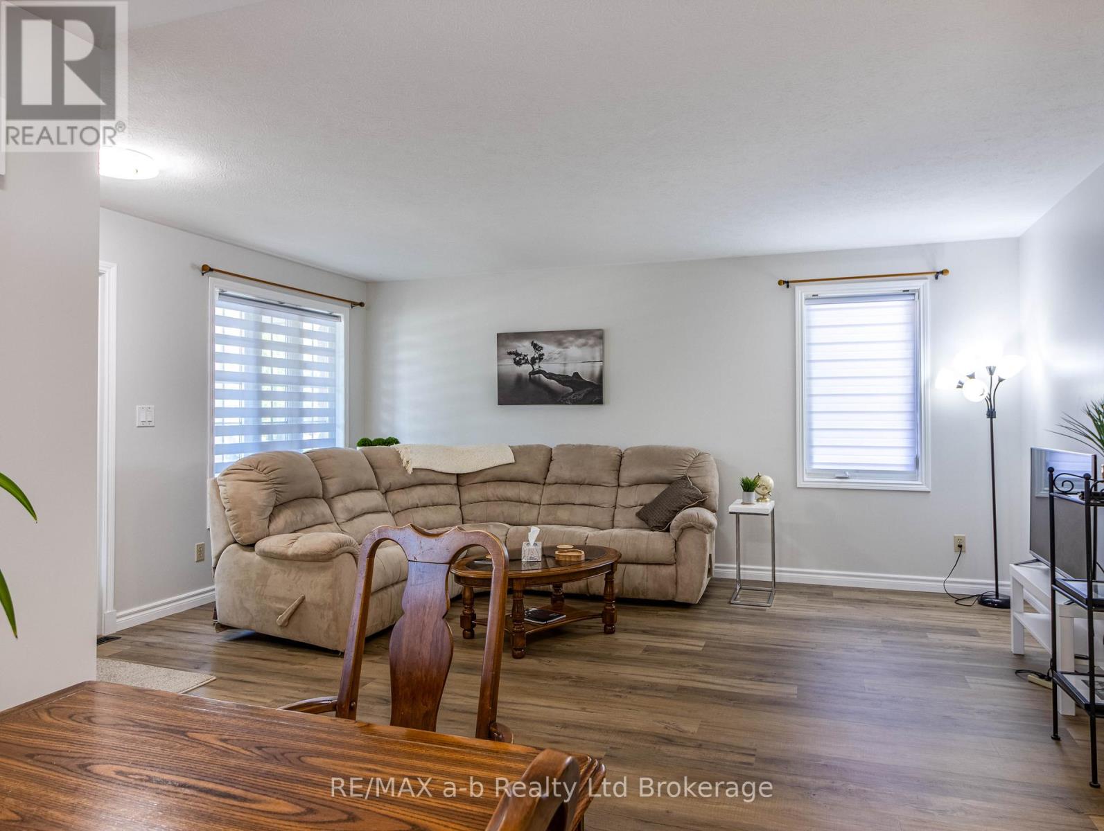 18 Oriole Crescent, Woodstock (Woodstock - North), Ontario  N4T 1T1 - Photo 8 - X12765442