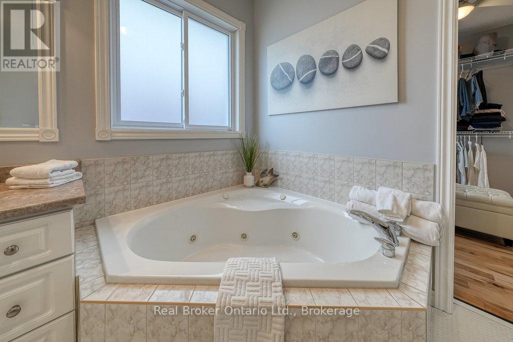 504 Crestwood Court, Woodstock (Woodstock - North), Ontario  N4T 1V3 - Photo 25 - X12786296