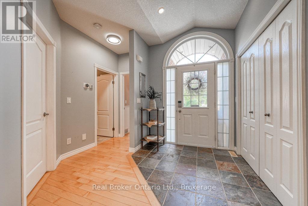 504 Crestwood Court, Woodstock (Woodstock - North), Ontario  N4T 1V3 - Photo 5 - X12786296