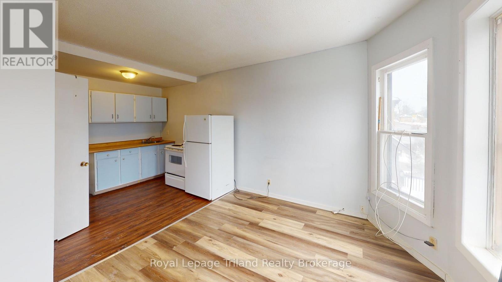 4 - 747 Dundas Street, Woodstock (Woodstock - North), Ontario  N4S 1E8 - Photo 2 - X12808538