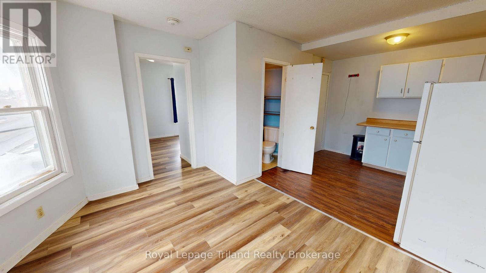 4 - 747 Dundas Street, Woodstock (Woodstock - North), Ontario  N4S 1E8 - Photo 3 - X12808538