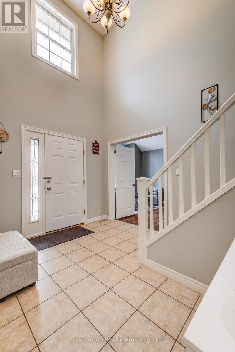 127 Falcon Drive, Woodstock (Woodstock - North), Ontario  N4T 1V5 - Photo 2 - X12814164