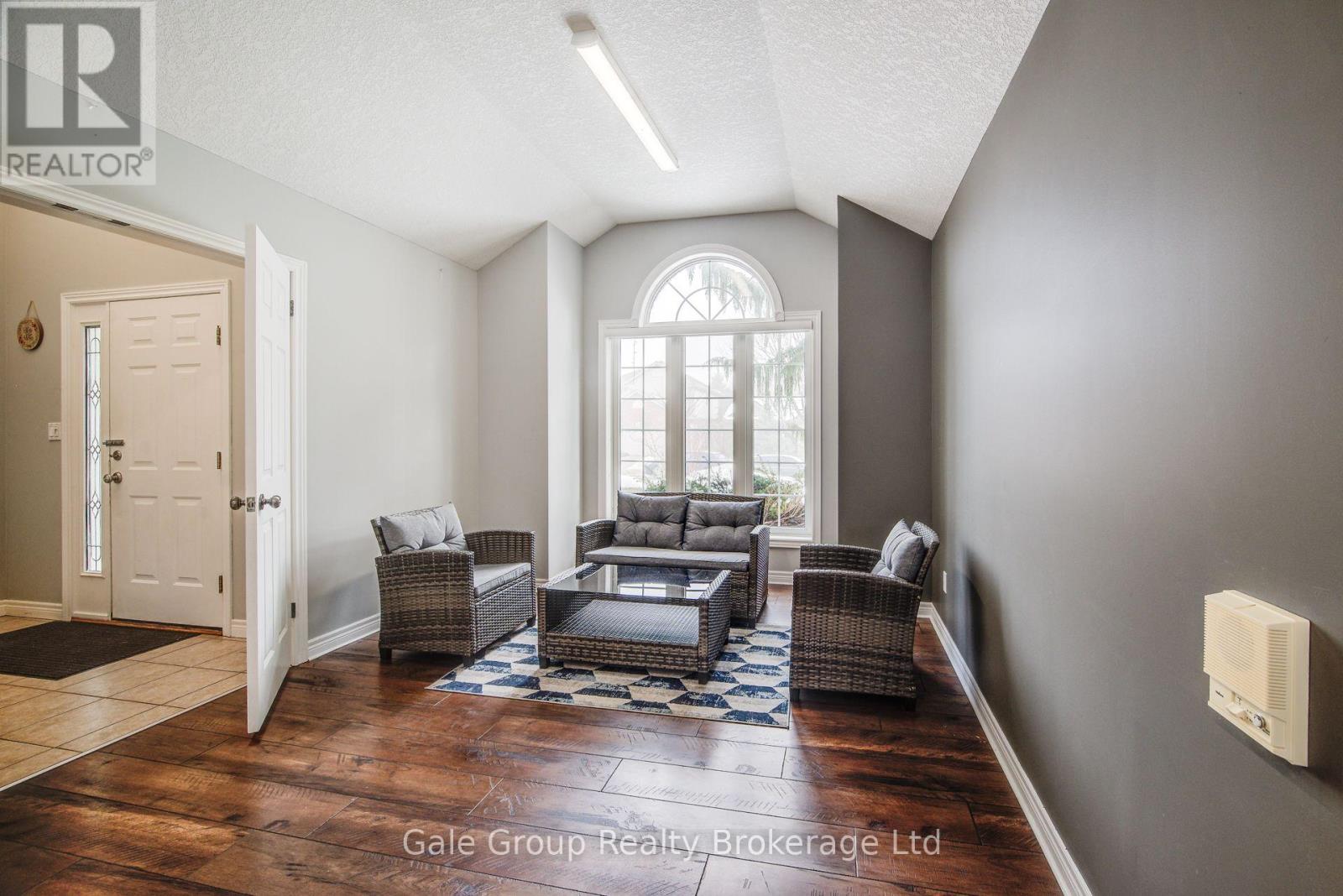 127 Falcon Drive, Woodstock (Woodstock - North), Ontario  N4T 1V5 - Photo 4 - X12814164