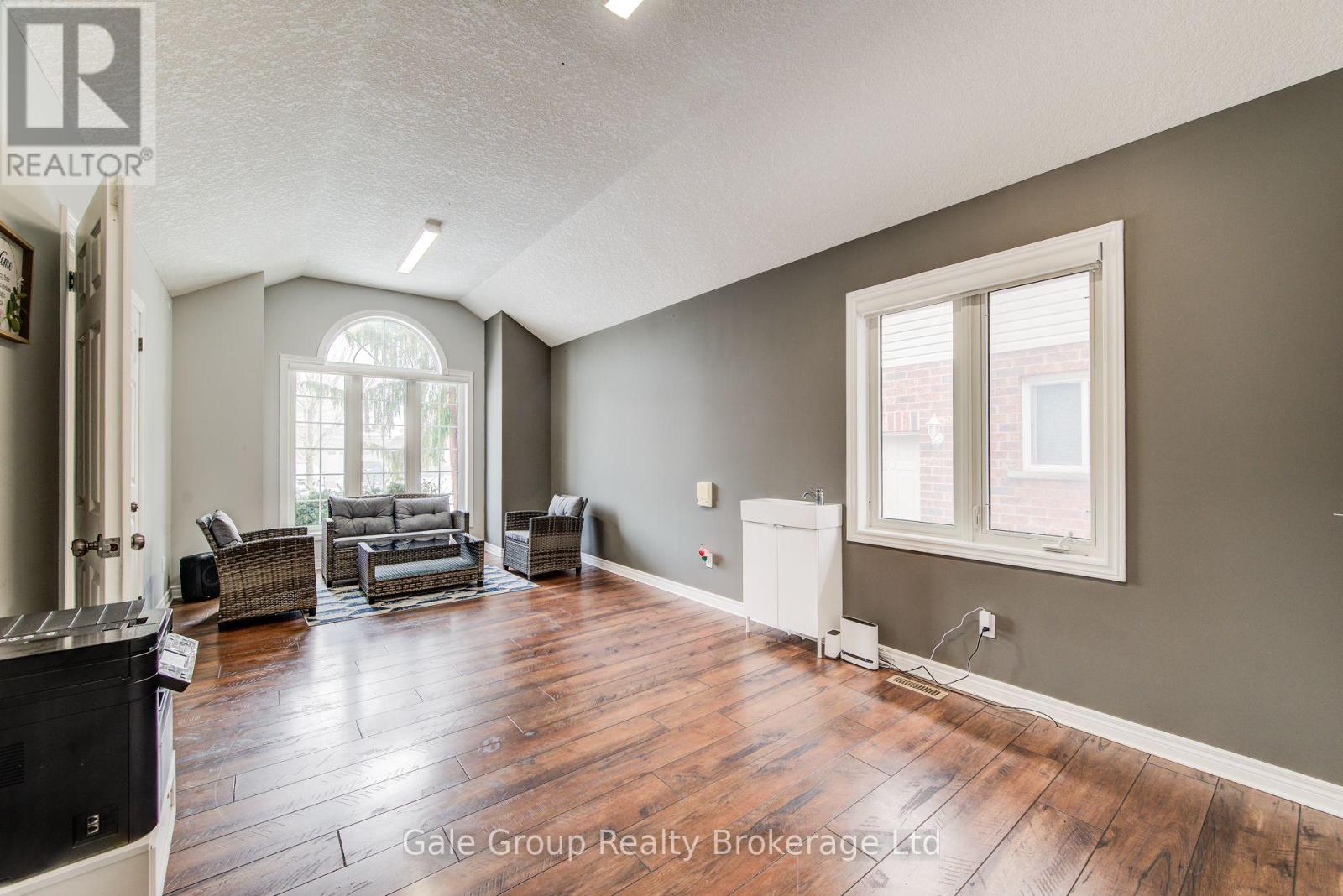 127 Falcon Drive, Woodstock (Woodstock - North), Ontario  N4T 1V5 - Photo 6 - X12814164