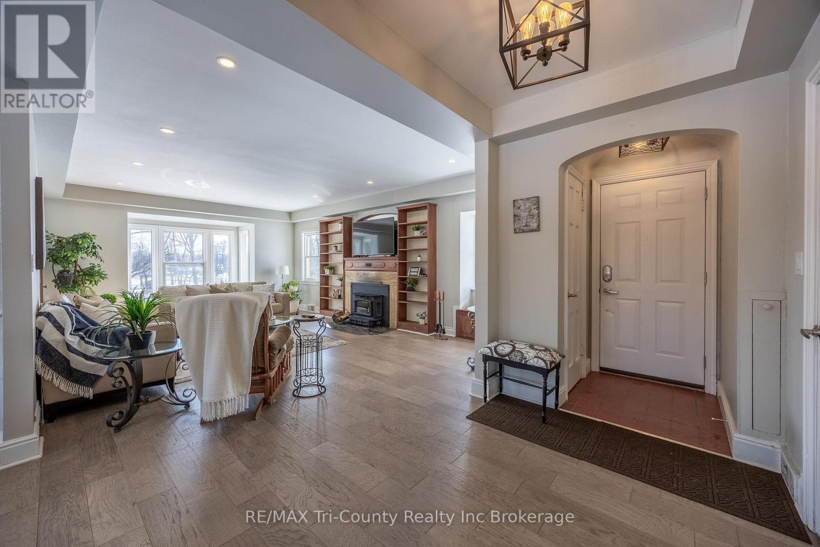 909 James Street, Norfolk (Delhi), Ontario  N4B 2E3 - Photo 5 - X12820060