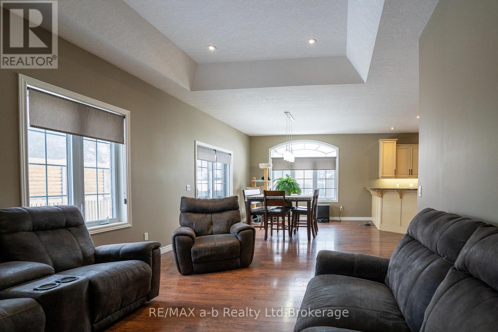 7 Irving Drive, Norwich (Norwich Town), Ontario  N0J 1P0 - Photo 3 - X12835670