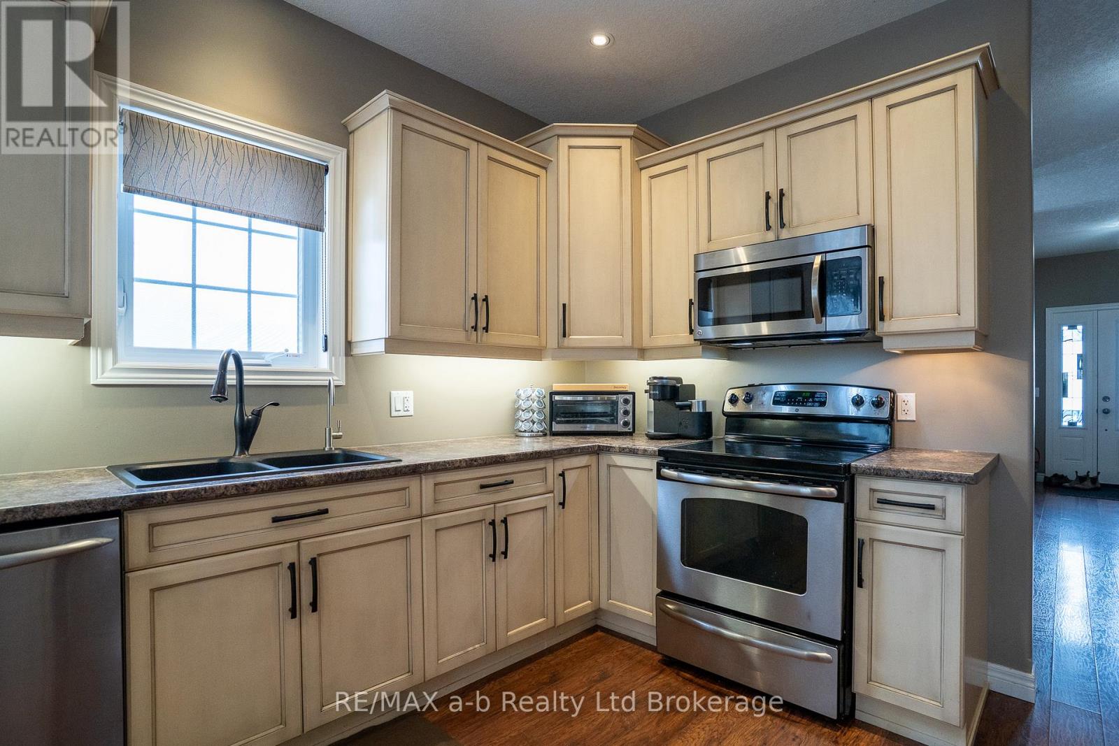 7 Irving Drive, Norwich (Norwich Town), Ontario  N0J 1P0 - Photo 7 - X12835670