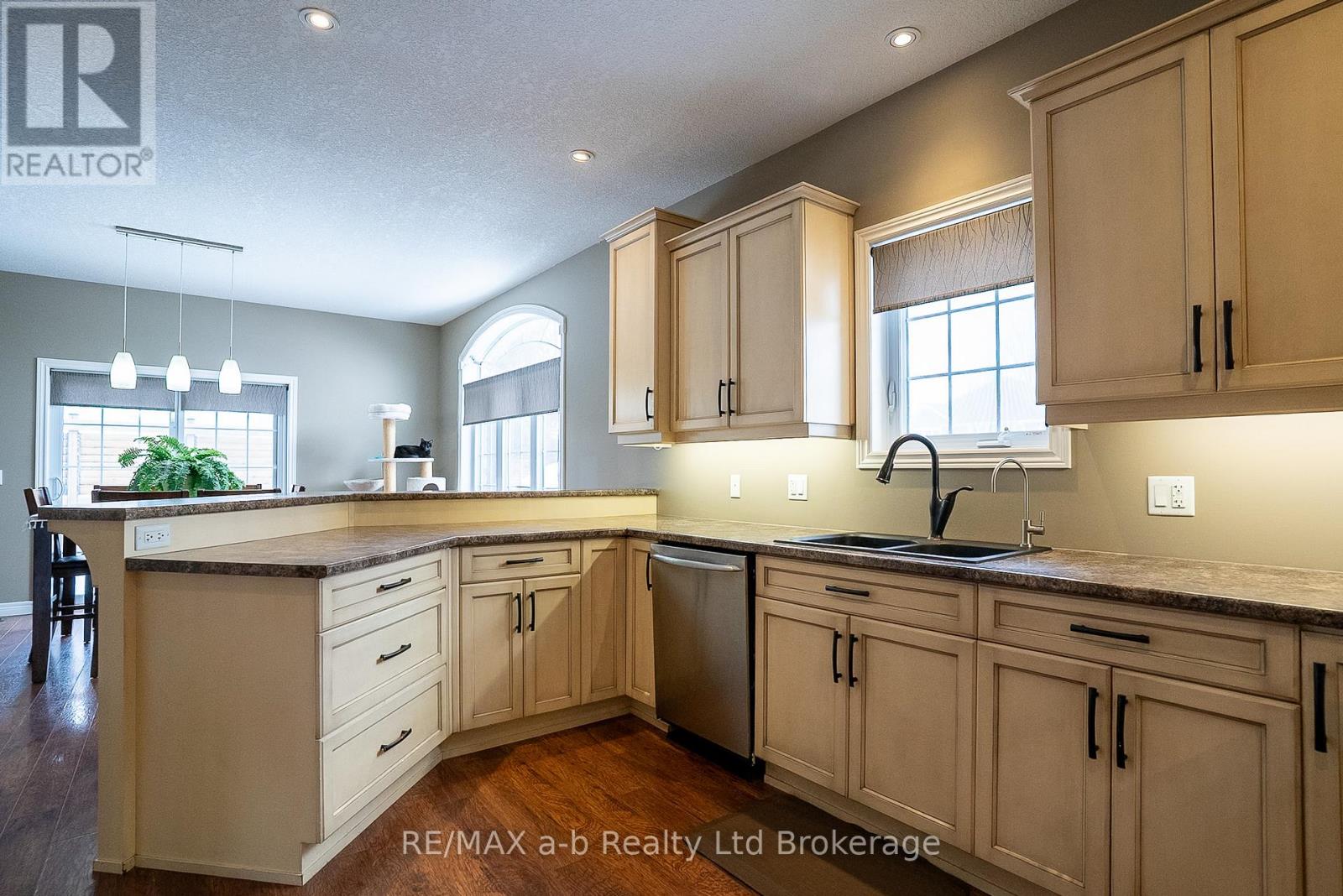 7 Irving Drive, Norwich (Norwich Town), Ontario  N0J 1P0 - Photo 8 - X12835670