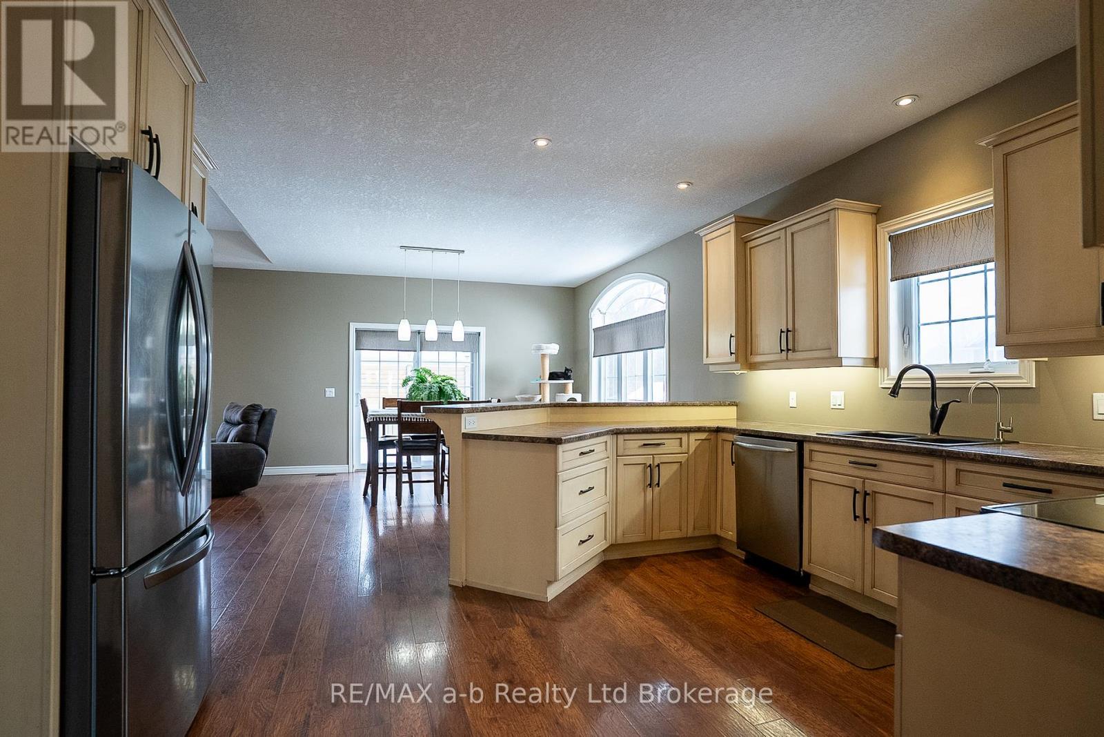 7 Irving Drive, Norwich (Norwich Town), Ontario  N0J 1P0 - Photo 9 - X12835670