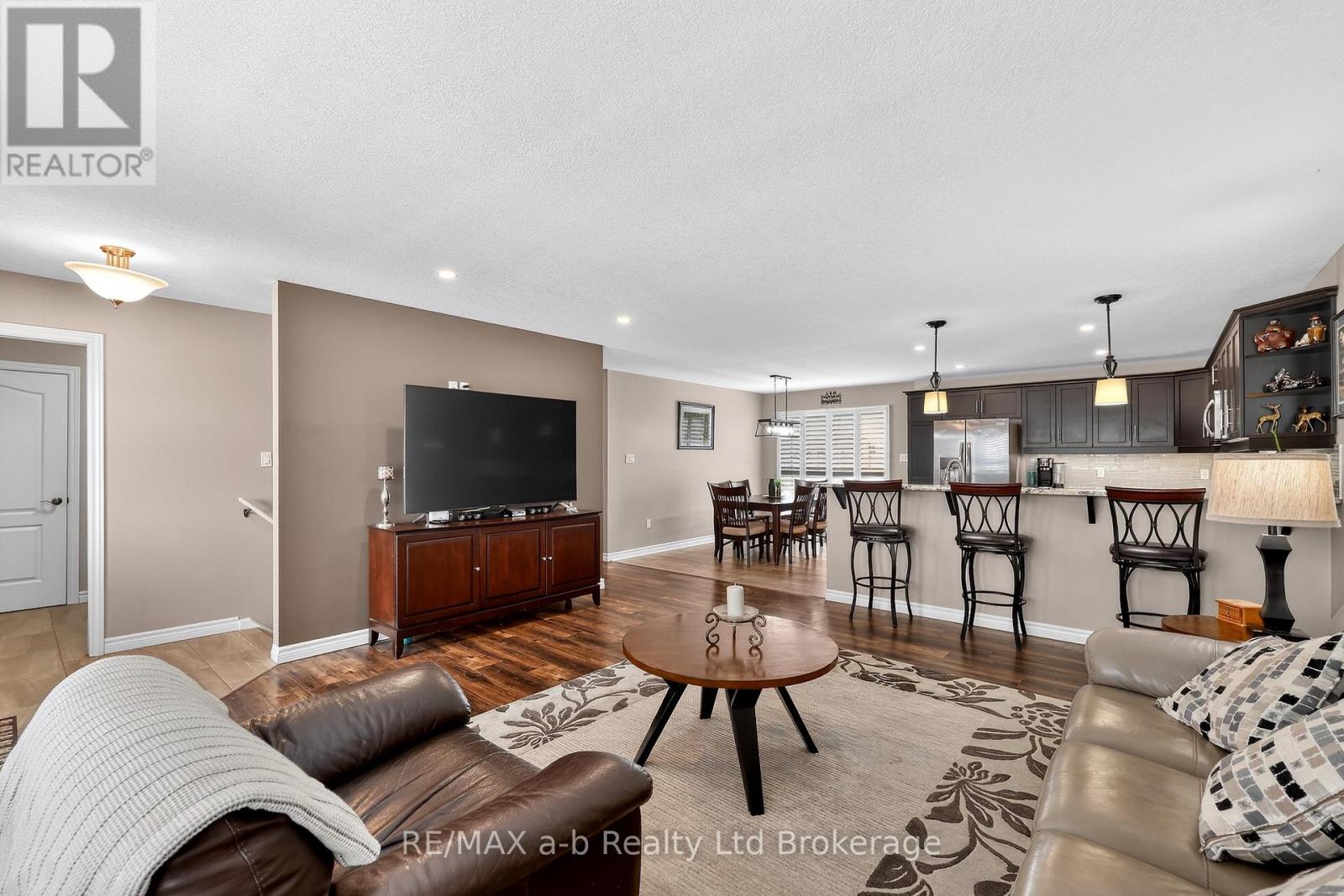 87 Walker Road, Ingersoll (Ingersoll - South), Ontario  N5C 0C3 - Photo 4 - X12843558