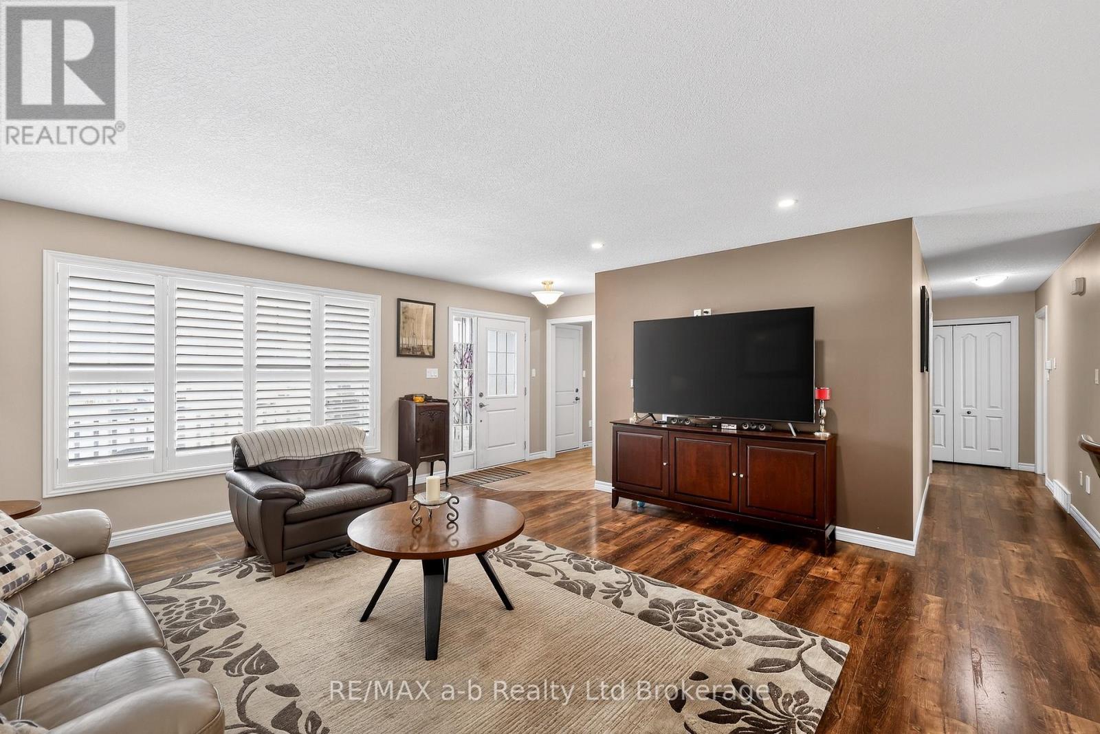 87 Walker Road, Ingersoll (Ingersoll - South), Ontario  N5C 0C3 - Photo 5 - X12843558