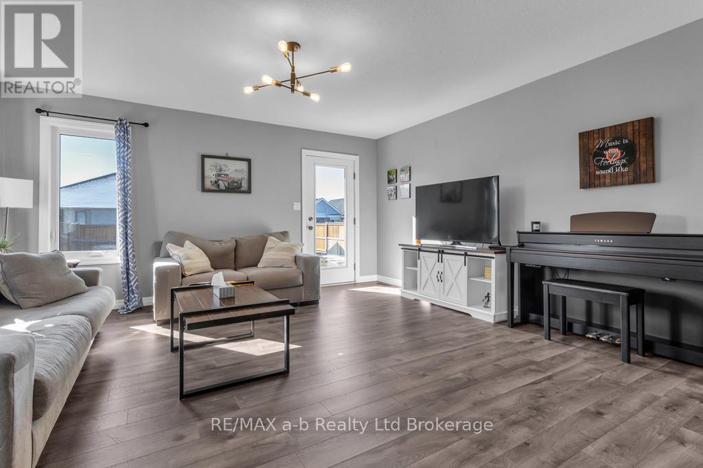 242 Wilson Avenue, Tillsonburg, Ontario  N4G 0H4 - Photo 12 - X12843874